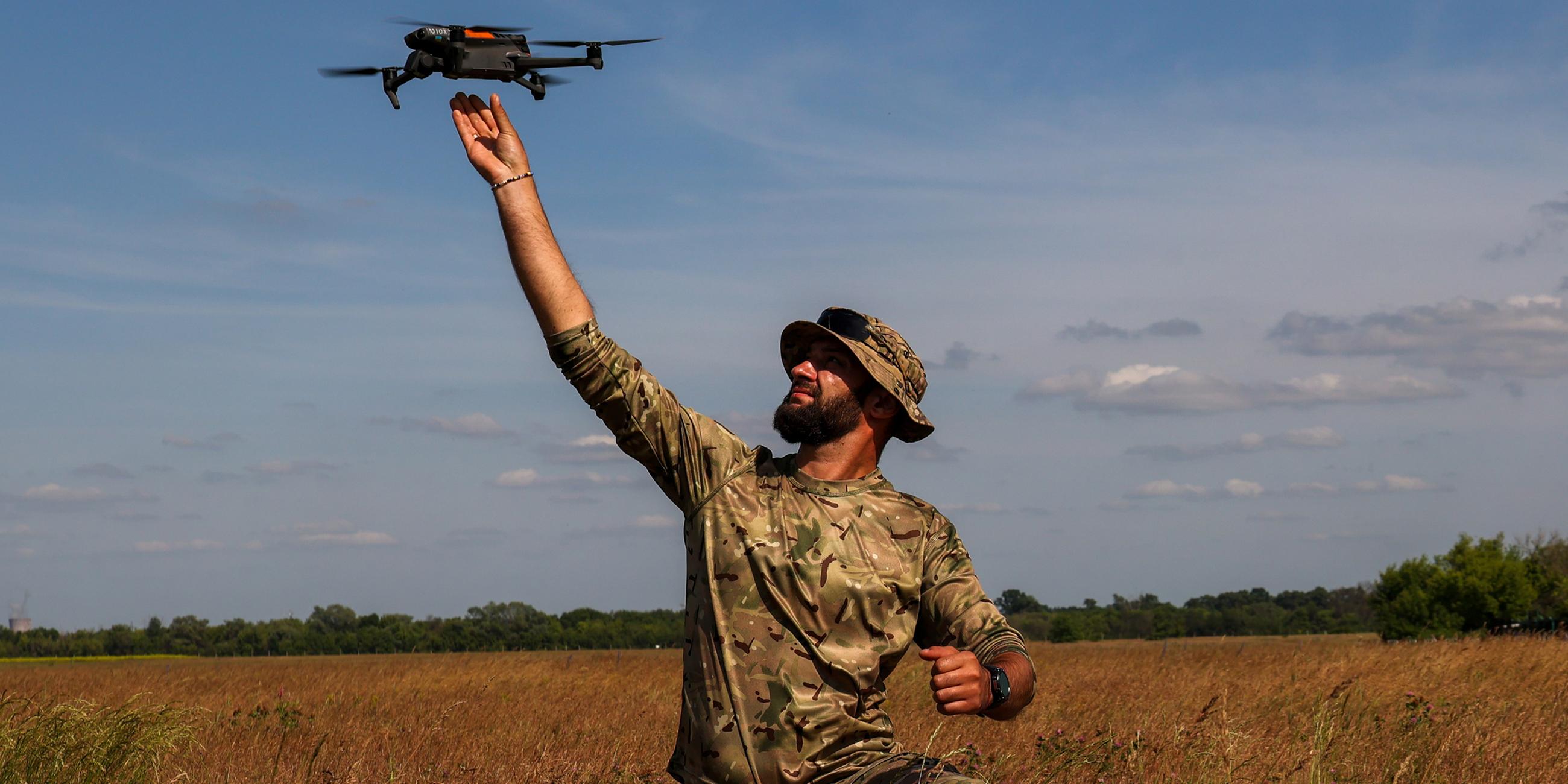 Ein Ausbilder gibt, während der Schulung der ukrainischen Verteidigungskräfte, Anweisungen zu einer DJI-Drohne.