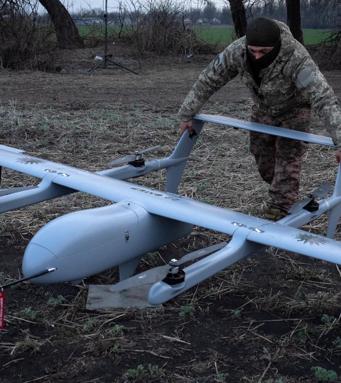 Ukraine, Bachmut: Ein ukrainischer Soldat der 22. mechanisierten Brigade bereitet den Start einer Mittelstrecken-Drohne Poseidon H10 an der Front in der Nähe von Bachmut in der Region Donezk vor.