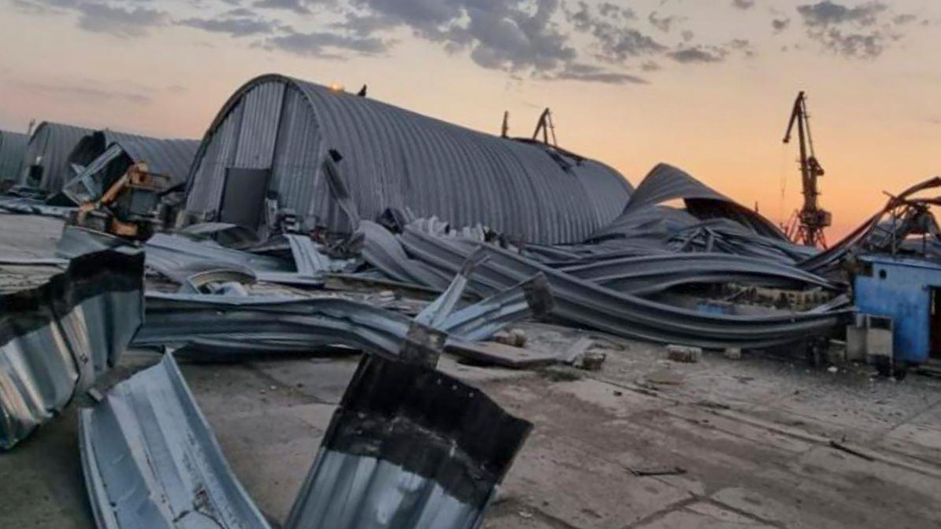 Auf diesem von der Pressestelle der Regionalverwaltung Odesa zur Verfügung gestellten Foto ist in den frühen Morgenstunden in einem Donauhafen in der Nähe von Odesa ein Getreidespeicher zu sehen, der bei einem nächtlichen Drohnenangriff zerstört wurde. Die für den Getreideexport wichtigen Häfen der Ukraine an der Donaumündung sind in der Nacht auf den 16.08.2023 von der russischen Armee mit Kampfdrohnen angegriffen worden. Wie die Verwaltung des Gebiets Odessa mitteilte, wurden in einem Hafen Lagerhäuser und Getreidesilos beschädigt.