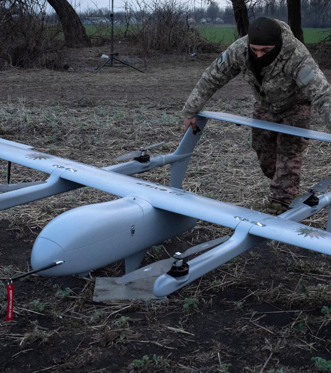 Ein junger ukrainischer Soldat bereitet den Start einer Drohne vor.