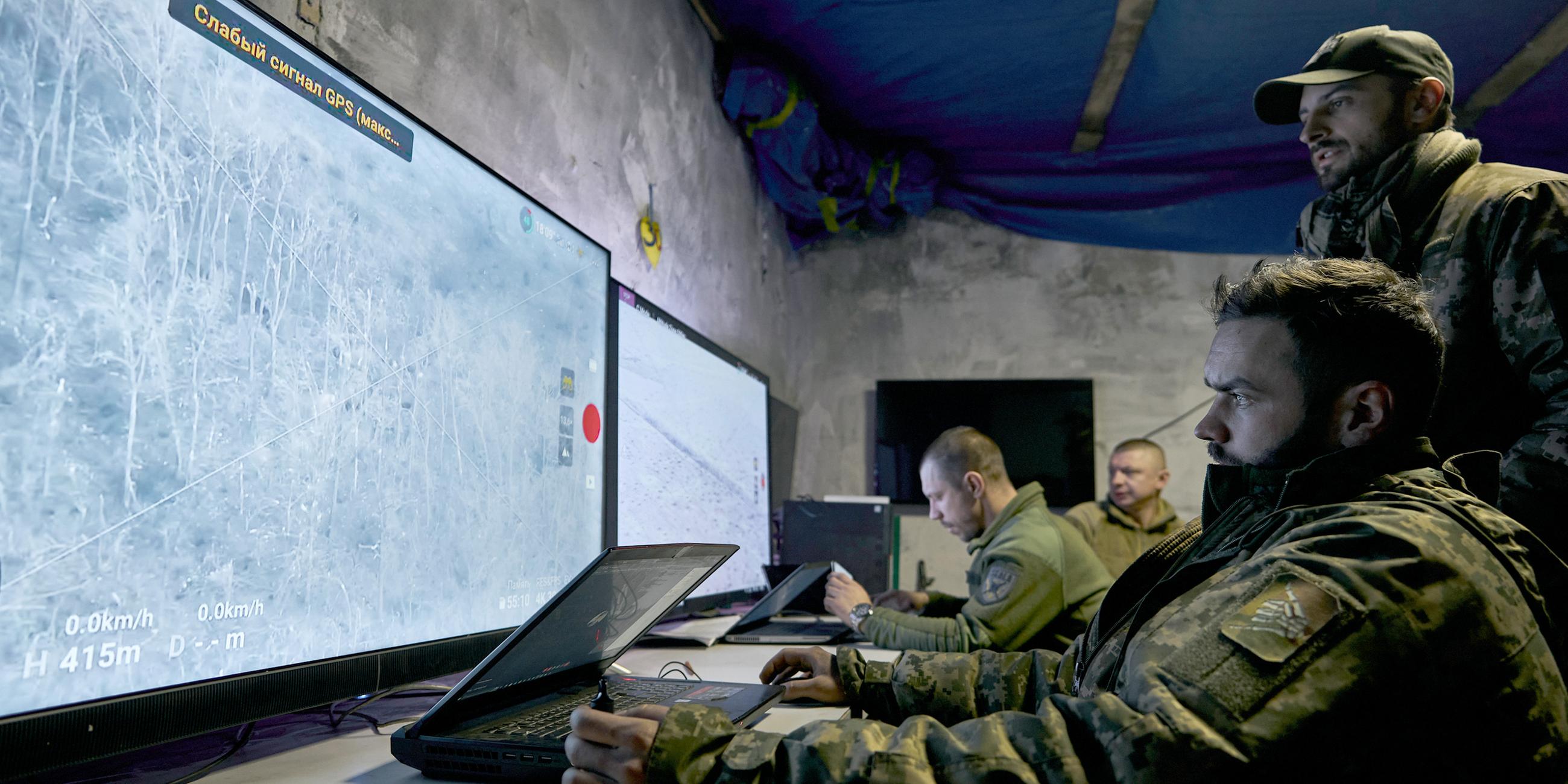 Ukrainische Soldaten werten Drohnenbilder aus