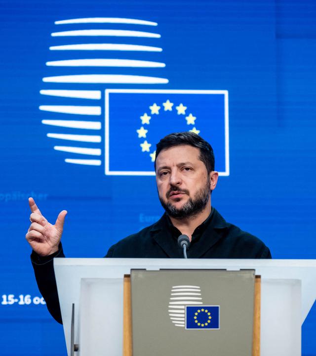 Wolodymyr Selenskyj, Präsident der Ukraine, spricht bei einer Pressekonferenz beim EU-Gipfel.