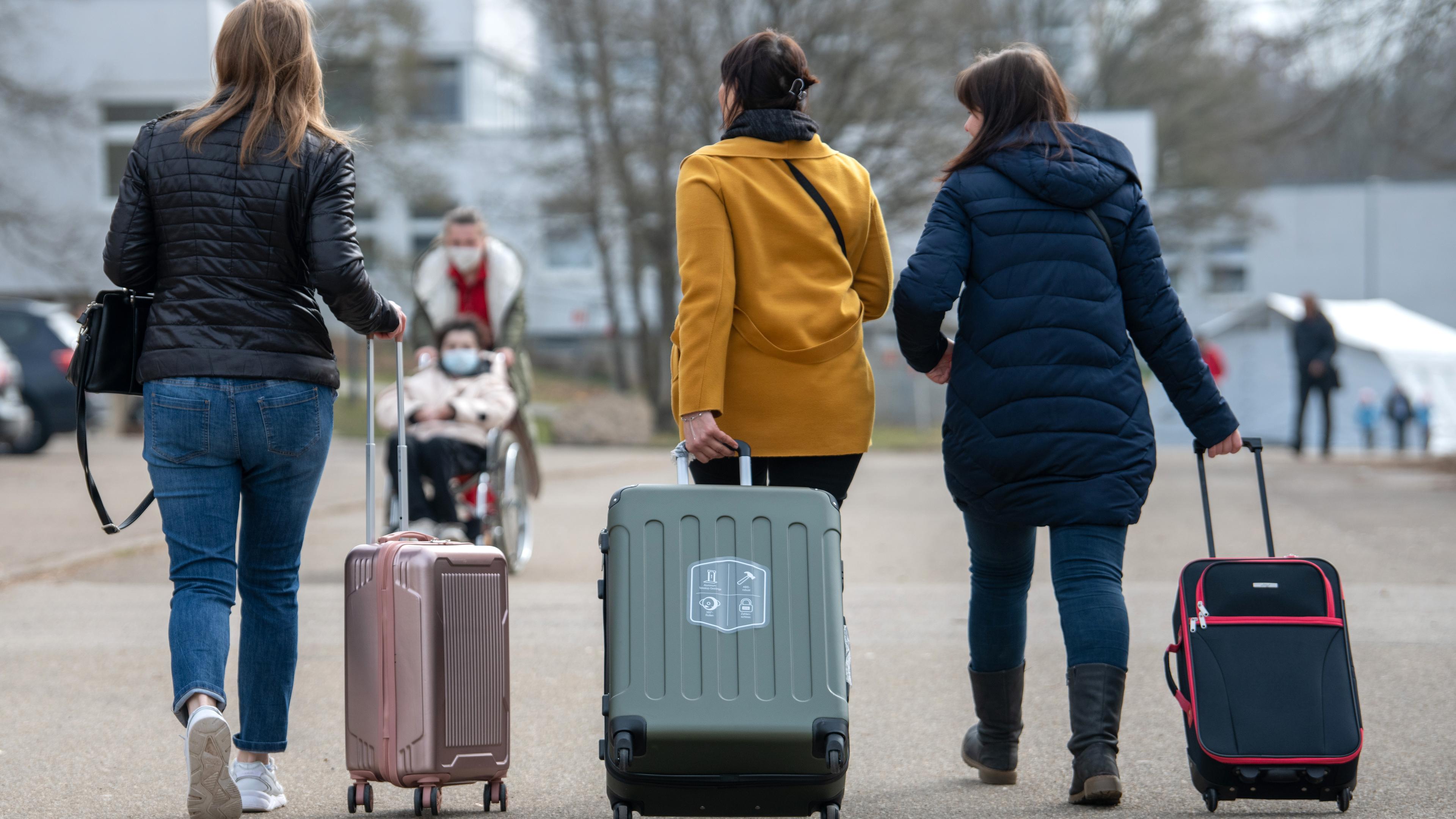Drei aus der Ukraine stammende Frauen gehen zu ihrem Quartier, aufgenommen am 30.05.2022 in Ellwangen