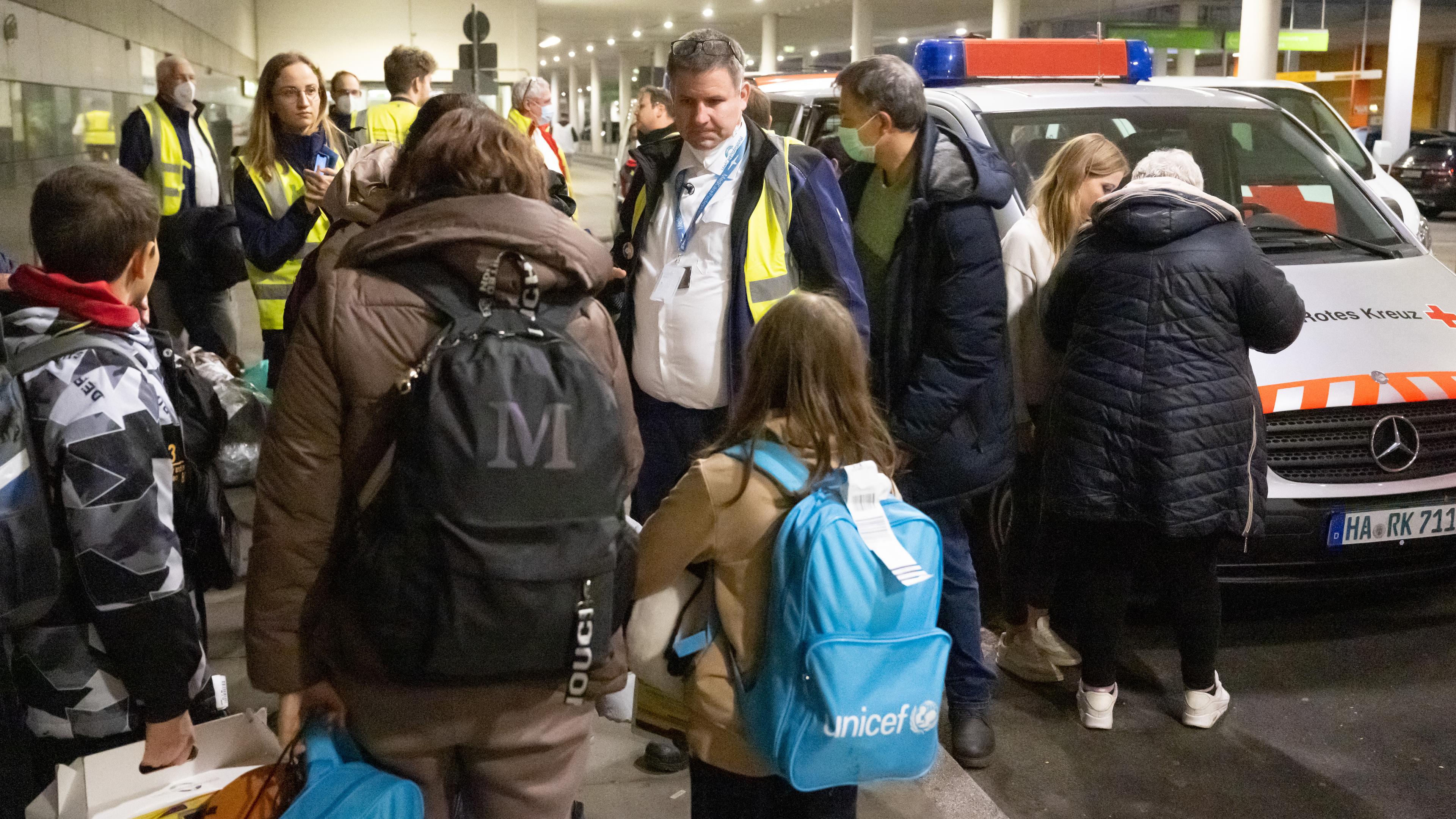 Evakuierte ukrainische Kriegsfüchtlinge nach ihrer Ankunft in Dortmund.