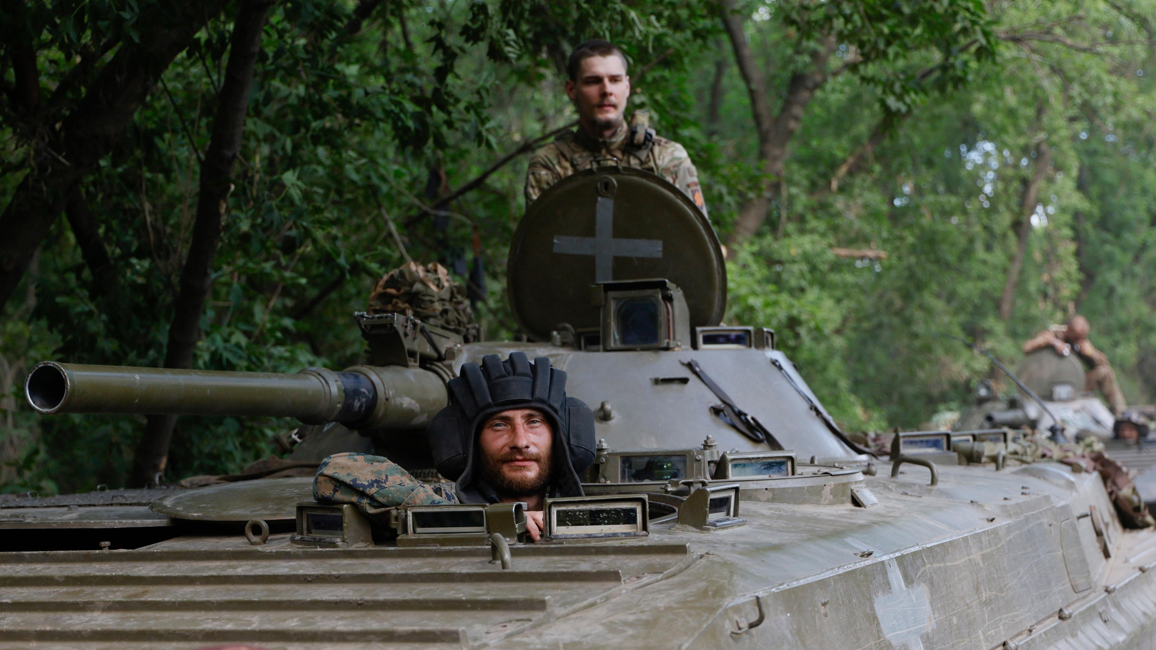Ukrainische Soldaten der 3. separaten Angriffsbrigade fahren auf einem gepanzerten Mannschaftstransportwagen (APC) an einer Straße in der Nähe der Frontstadt Bakhmut, Region Donezk, Ostukraine, am 01. Juli 2023 (Ausgabe vom 02. Juli 2023), inmitten der russischen Invasion.