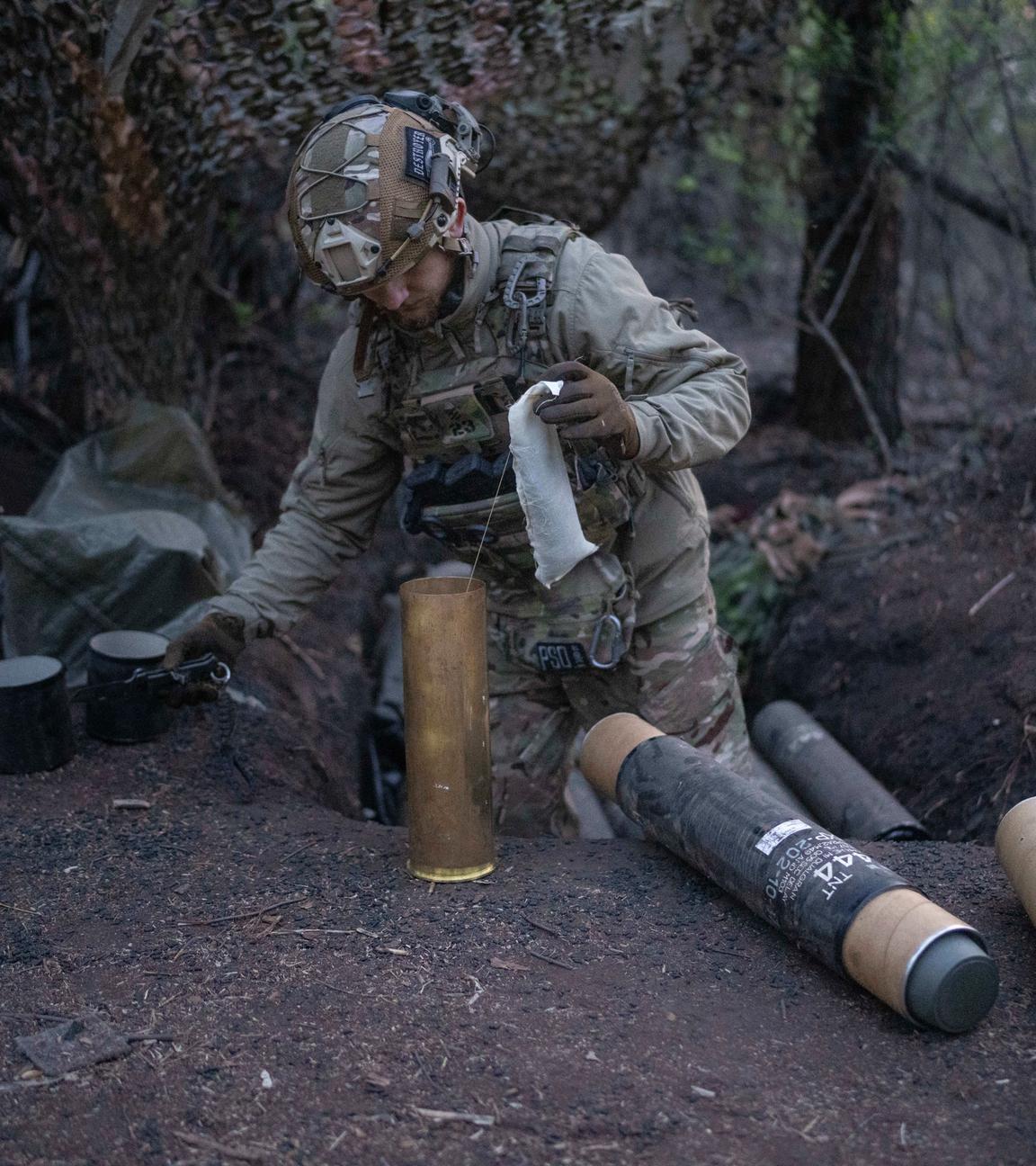 Ein ukrainischer Soldat der Asow-Brigade bereitet Granaten vor.