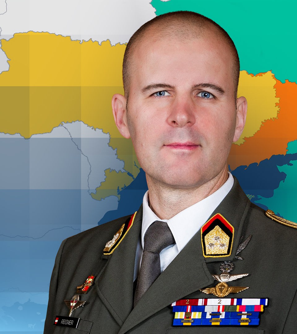 Oberst Markus Reisner vor einer Karte der Ukraine