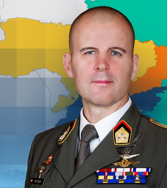 Oberst Markus Reisner vor einer Karte der Ukraine