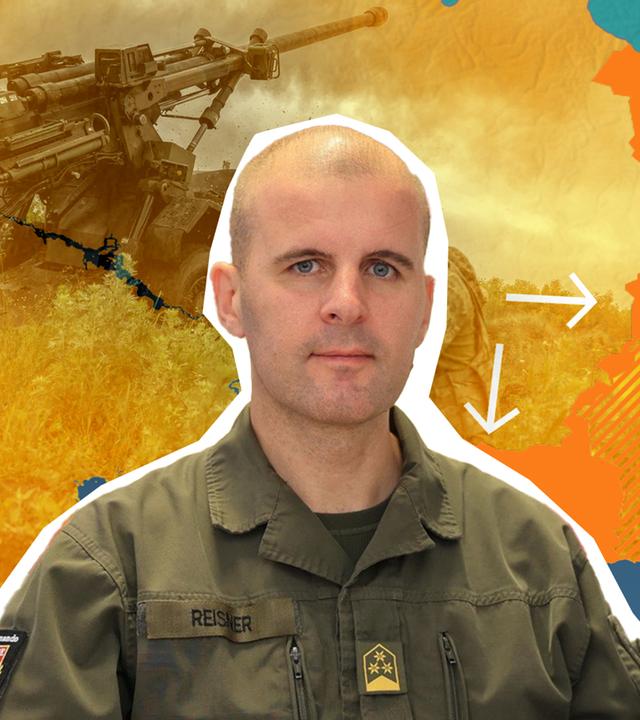 Im Vordergrund ist Oberst Markus Reisner zu sehen; im Hintergrund eine grafische Karte der Ukraine mit markierten Stellen, an denen die Schwerpunkte der Gegenoffensive liegen. 