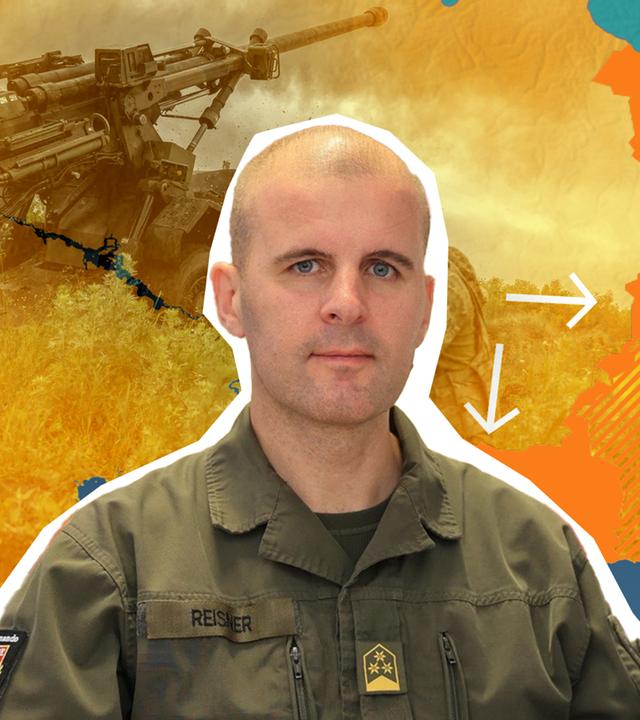 Im Vordergrund ist Oberst Markus Reisner zu sehen; im Hintergrund eine grafische Karte der Ukraine mit markierten Stellen, an denen die Schwerpunkte der Gegenoffensive liegen. 