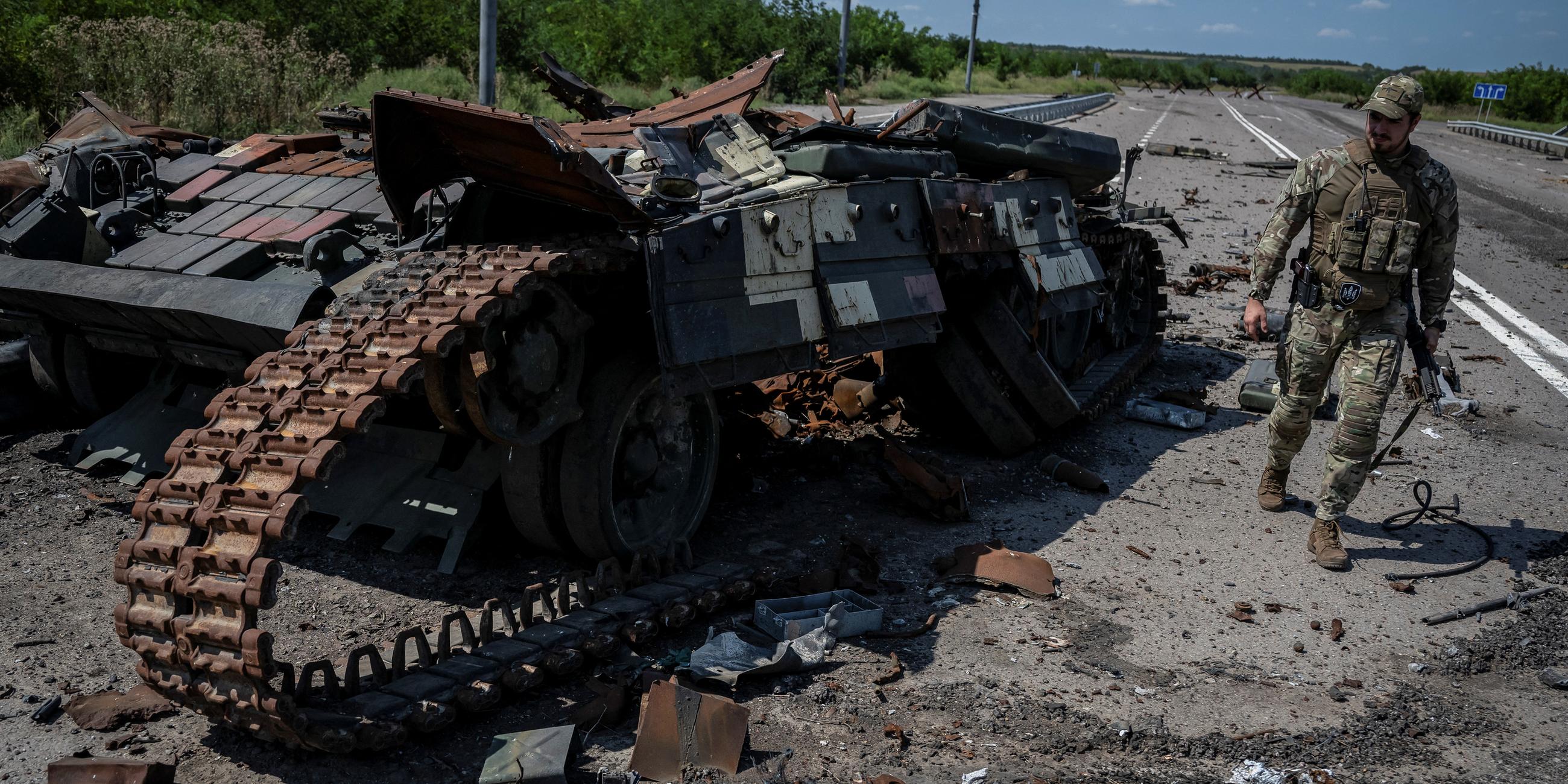 Ein ukrainischer Soldat geht in der Nähe eines zerstörten ukrainischen Panzers spazieren, während Russlands Angriff auf die Ukraine weitergeht, in der Nähe des Dorfes Robotyne, Region Saporischschja, Ukraine, 25. August 2023.