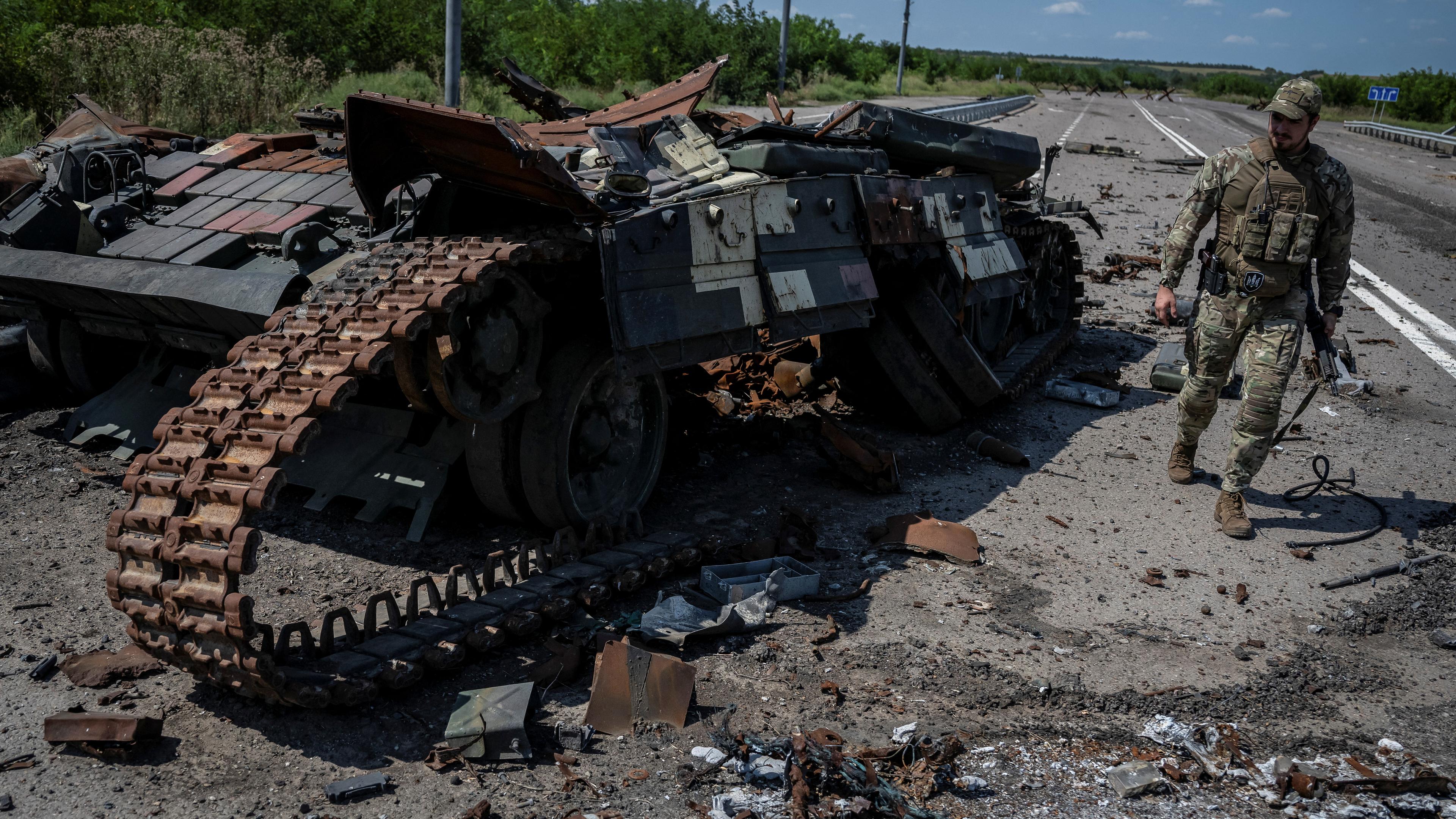 Ein ukrainischer Soldat geht in der Nähe eines zerstörten ukrainischen Panzers spazieren, während Russlands Angriff auf die Ukraine weitergeht, in der Nähe des Dorfes Robotyne, Region Saporischschja, Ukraine, 25. August 2023.