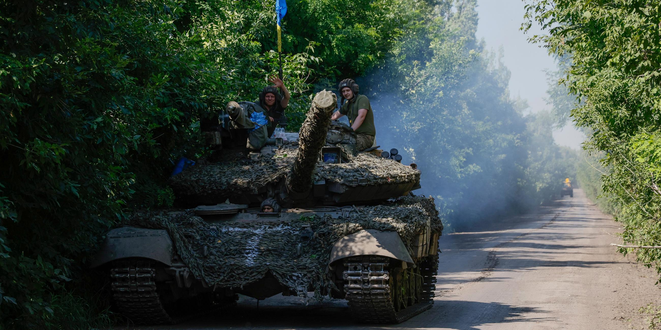 Ukrainische Soldaten fahren auf einem T-64-Panzer an der Frontlinie in der Nähe von Bachmut am 03.07.2023.