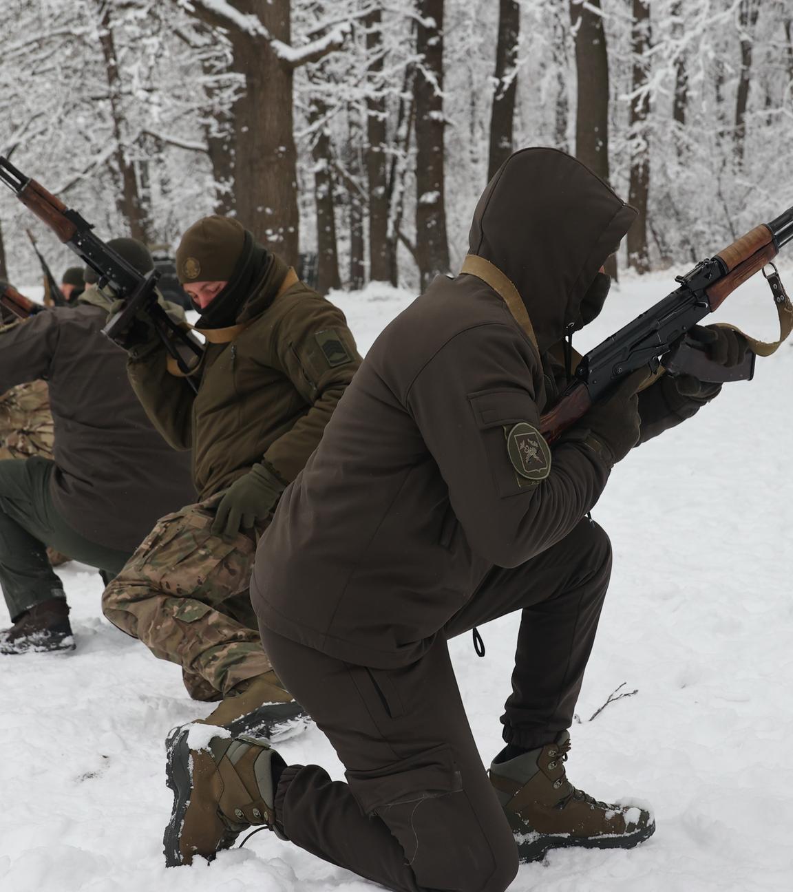 ARCHIV - 14.12.2023, Ukraine, Charkiw: Oberfeldwebel der Einheiten des Operativen und Territorialen Kommandos Ost der ukrainischen Nationalgarde erhalten eine Spezialausbildung unter Feldbedingungen in der Region Charkiw im Nordosten der Ukraine.