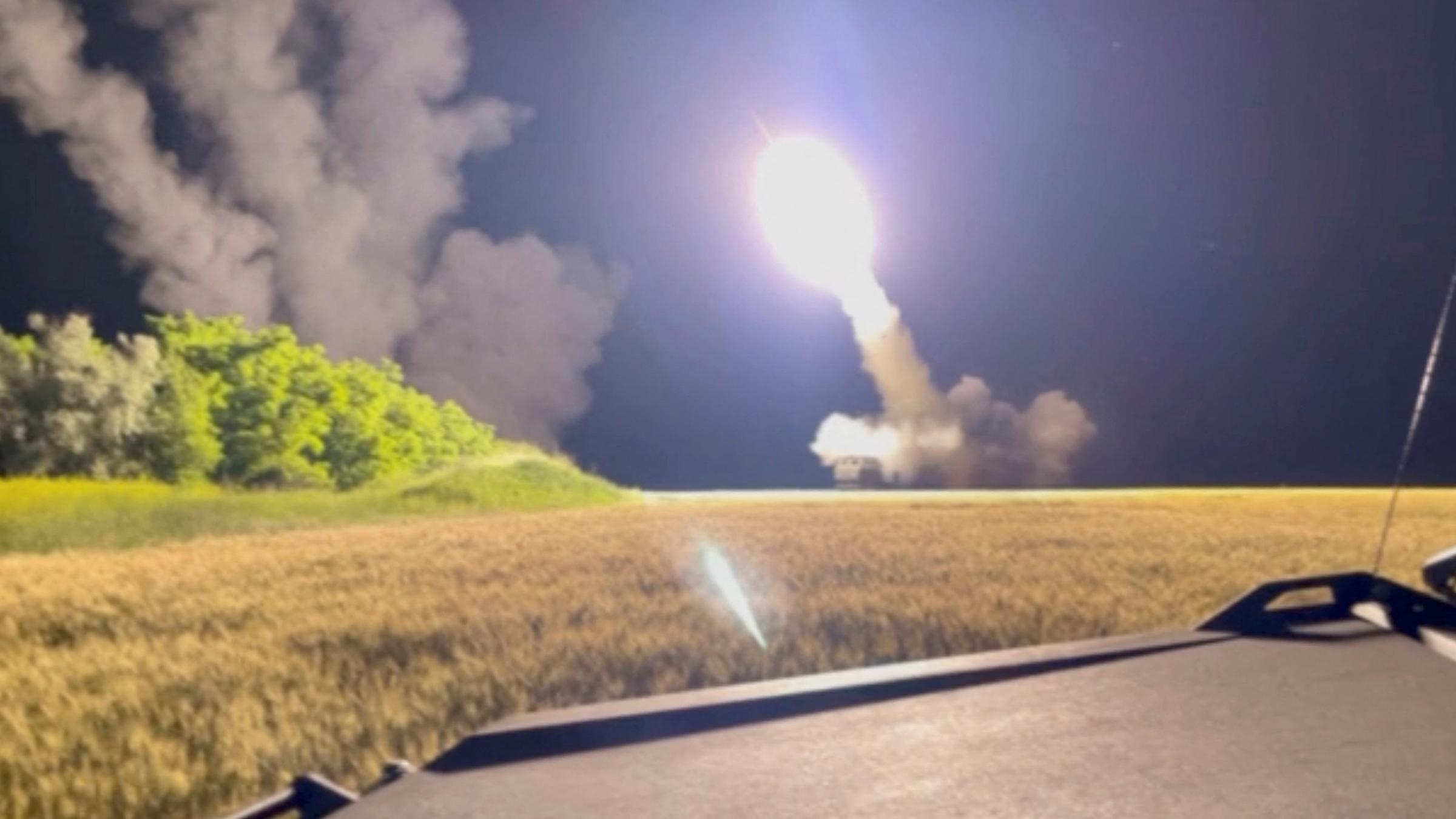 Das US-Raketensystem HIMARS wird in der Ukraine abgefeuert