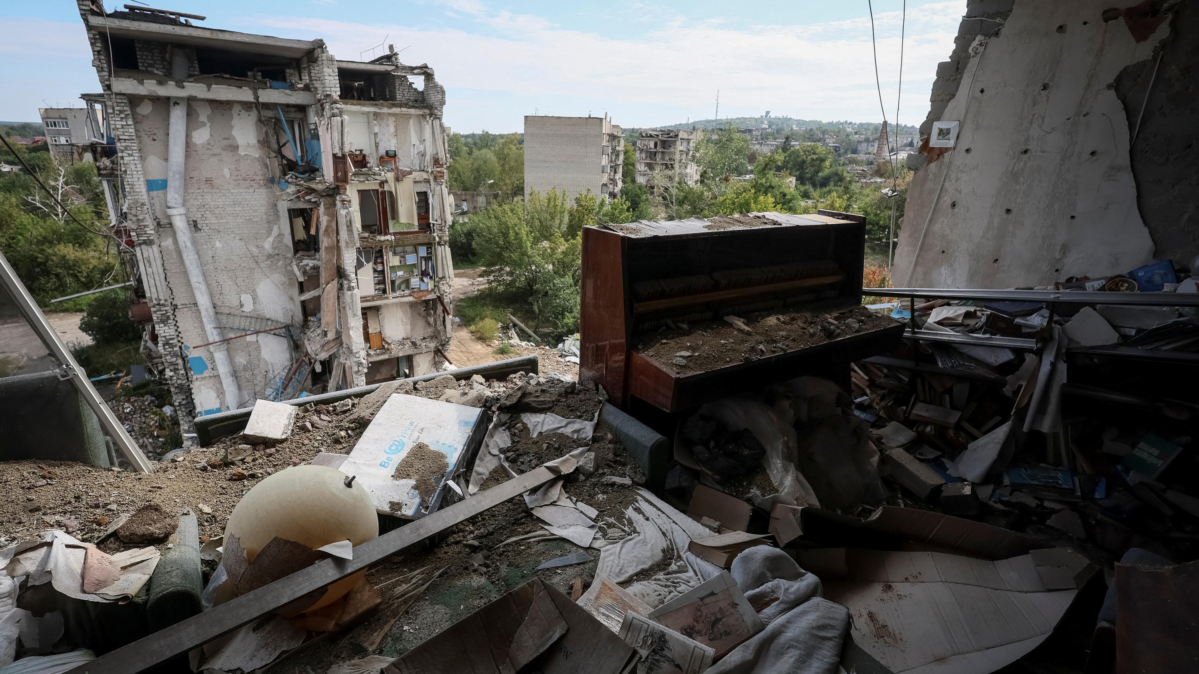 Ukraine, Isjum: Ein zerstörtes Wohnhaus.