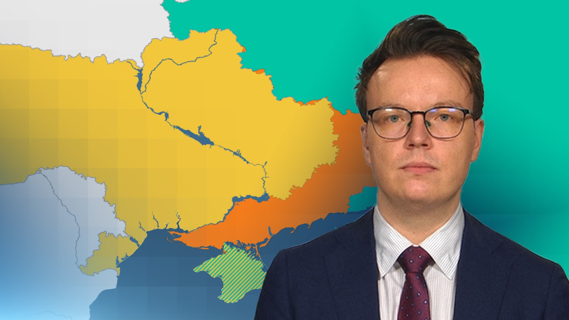 Militärexperte Fabian Hoffman vor einer Karte der Ukraine.