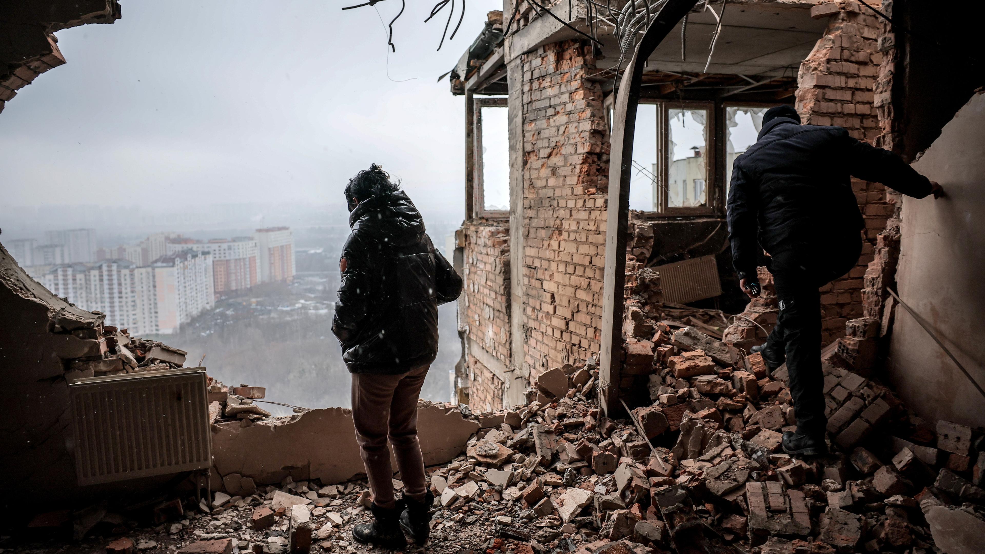 Ukraine, Kiew: Eine Anwohnerin Tetiana inspiziert ihre zerstörte Wohnung nach einem Drohnenangriff auf ein Wohngebäude in Kiew