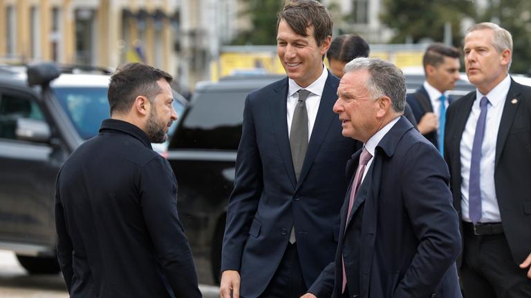 Ukraine, Kiew: Der ukrainische Präsident Wolodymyr Selenskyj (l.) begrüßt die US-Friedenssondergesandten Steve Witkoff (2. v. r.) und Jared Kushner (M.) vor ihrem Treffen nahe der Sophienkathedrale in Kiew