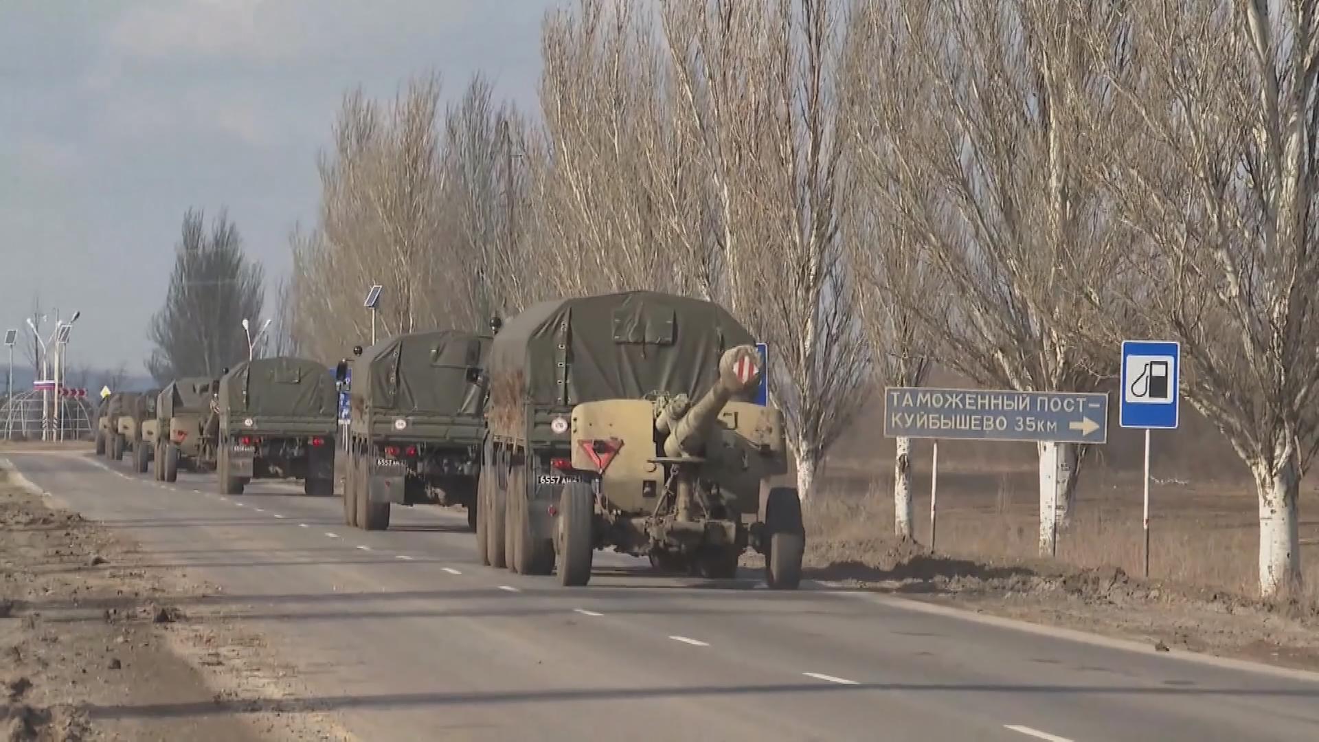 Mehrere Panzer fahren auf einer Straße an der Grenze von Russland zur Ukraine.