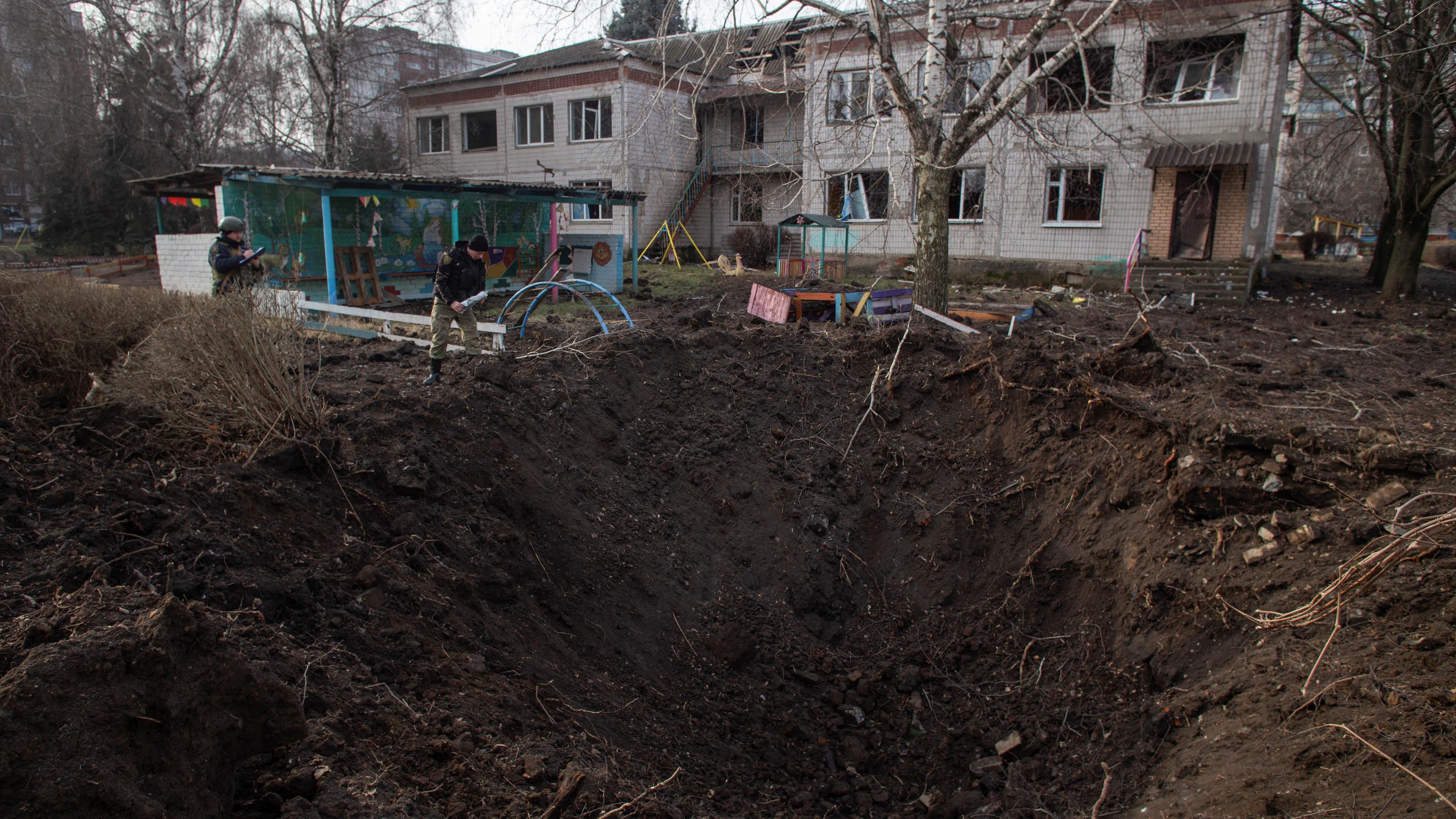 Ukraine, Kramatorsk: Krater nach einem Raketeneinschlag neben einem Kindergarten.