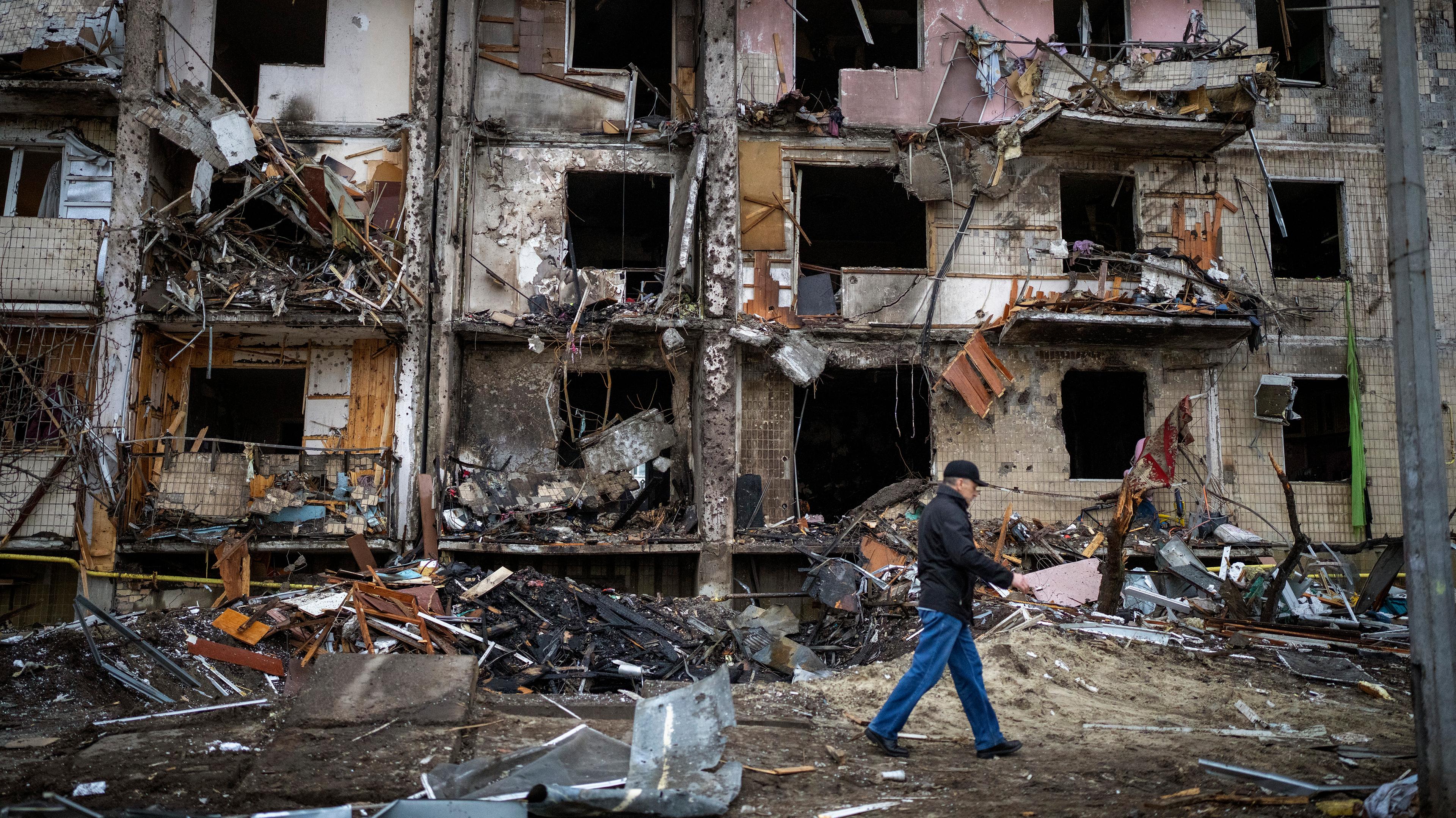 Обстрел украинцев. Разрушенные здания в Украине. Разрушенный дом. Последствия войны.