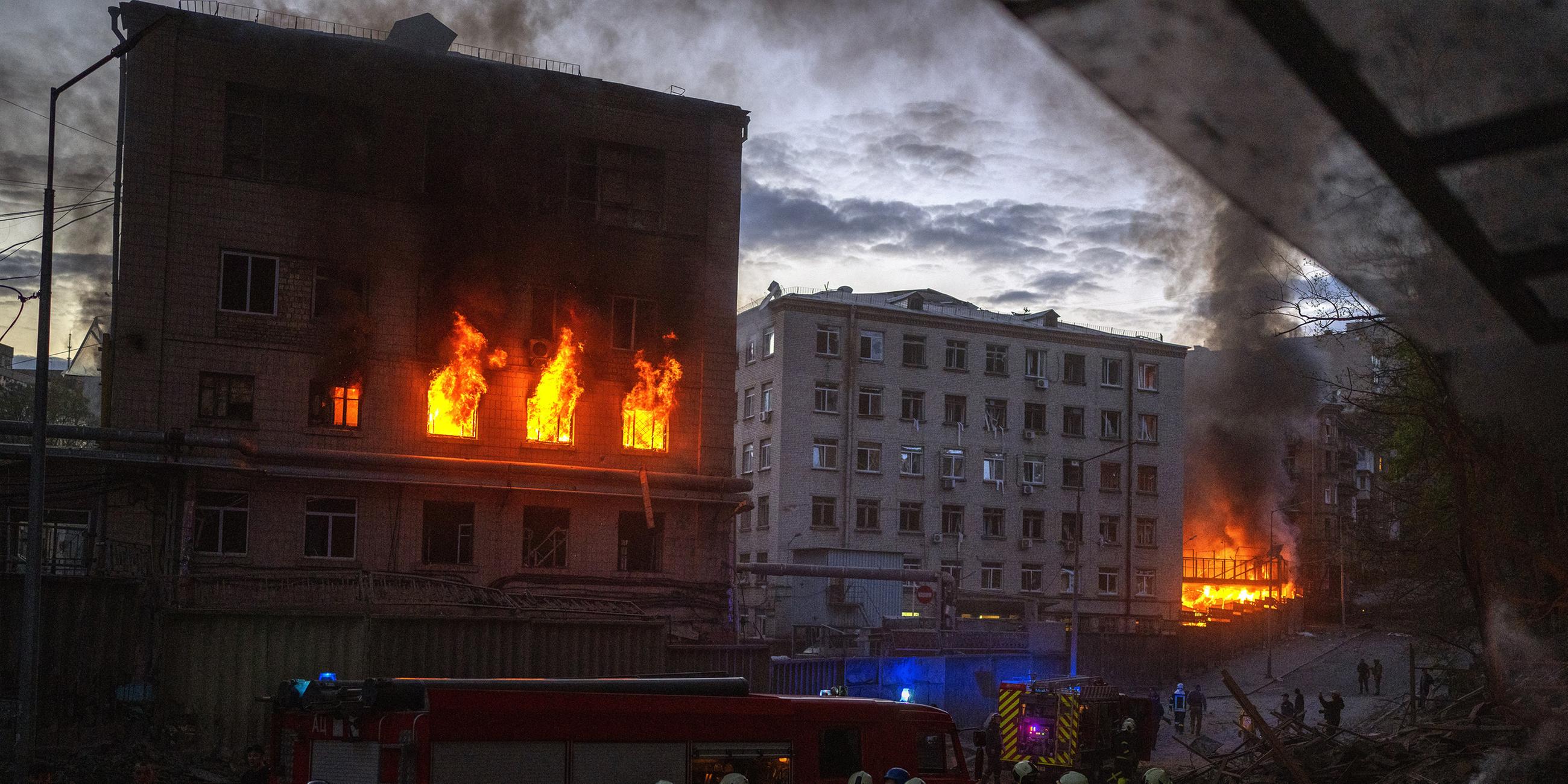 Das Bild zeigt Rettungskräfte, die nach einer Explosion in Kiew im Einsatz sind. Während des Besuchs von UN-Generalsekretär Guterres hat es in der Nähe des Kiewer Stadtzentrums mehrere Explosionen gegeben.
