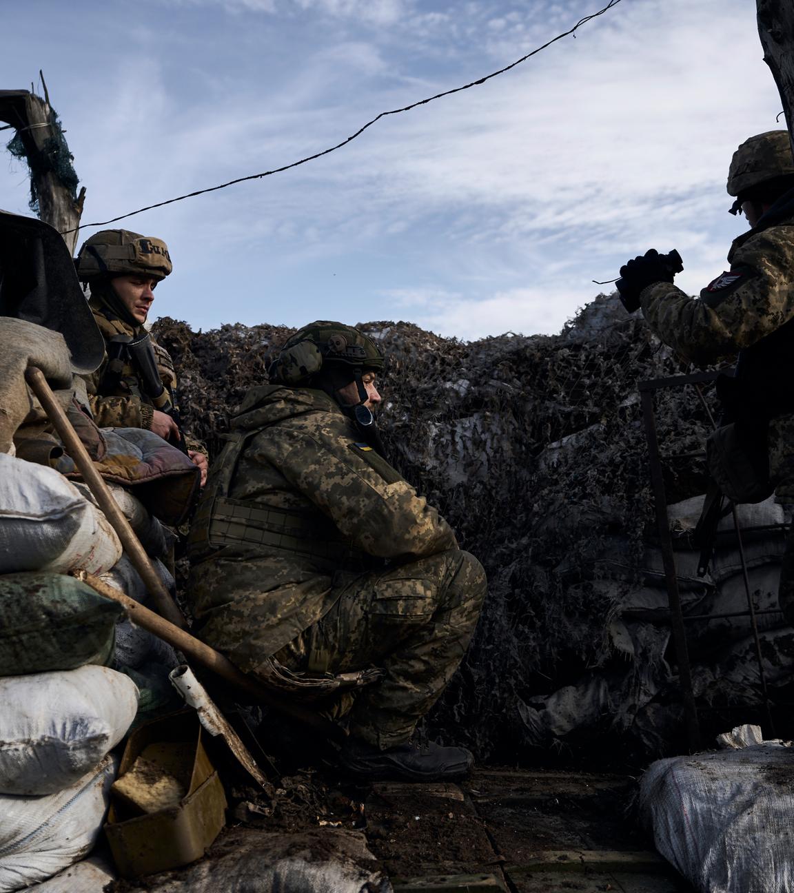 Ukrainische Soldaten gehen während der Kämpfe mit russischen Truppen in der Nähe von Marjinka in Region Donezk in Stellung.