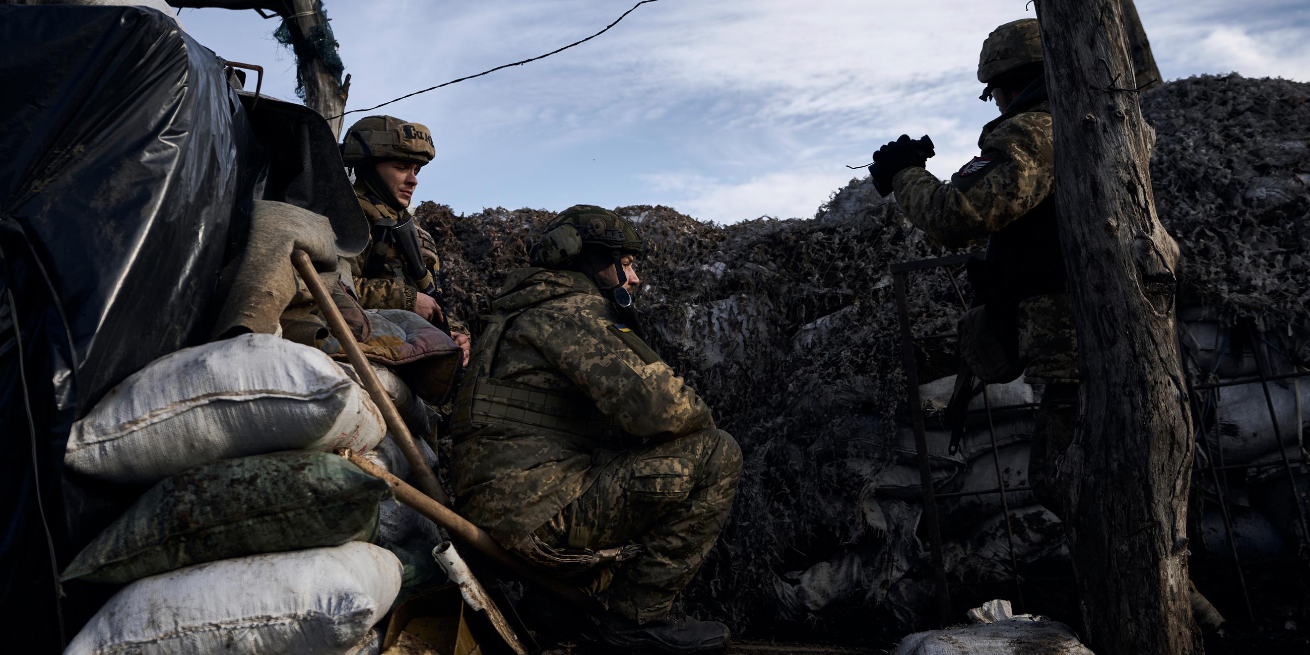 Ukrainische Soldaten gehen während der Kämpfe mit russischen Truppen in der Nähe von Marjinka in Region Donezk in Stellung.