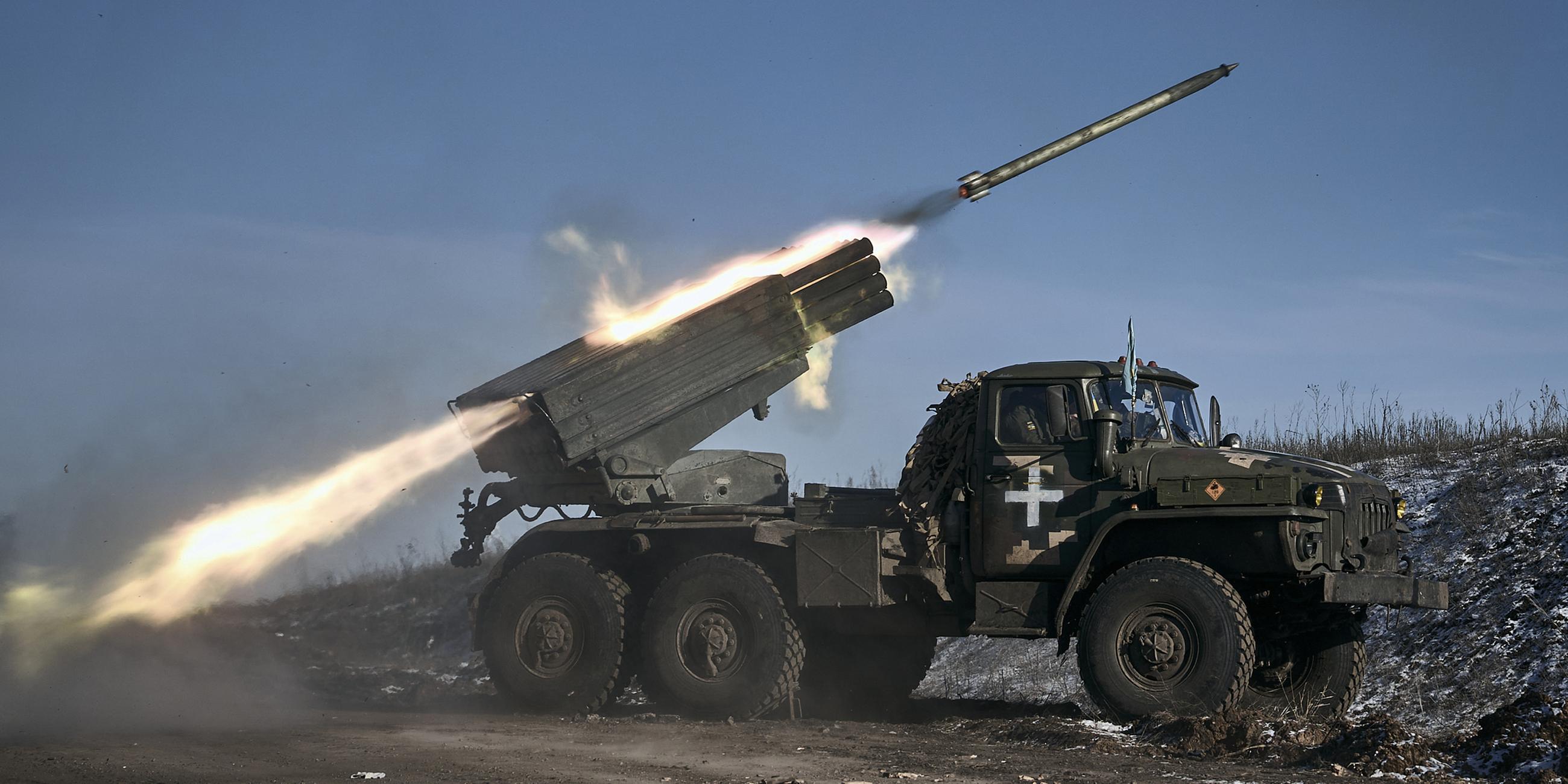 Archiv: Ein Grad-Mehrfachraketenwerfer der ukrainischen Armee feuert Raketen auf russische Stellungen an der Frontlinie. 