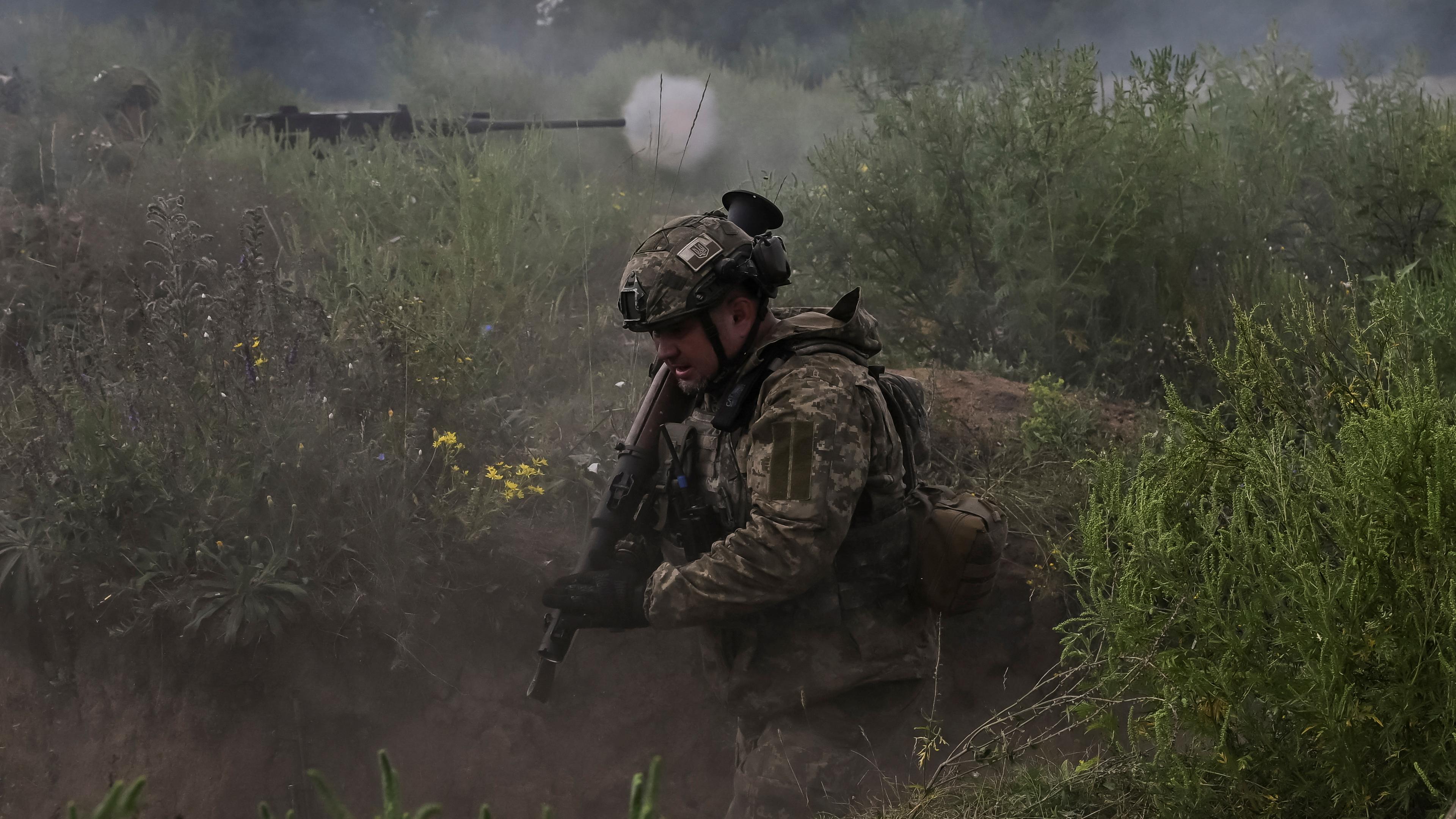Ein ukrainischer Soldat auf einem Truppenübungsplatz