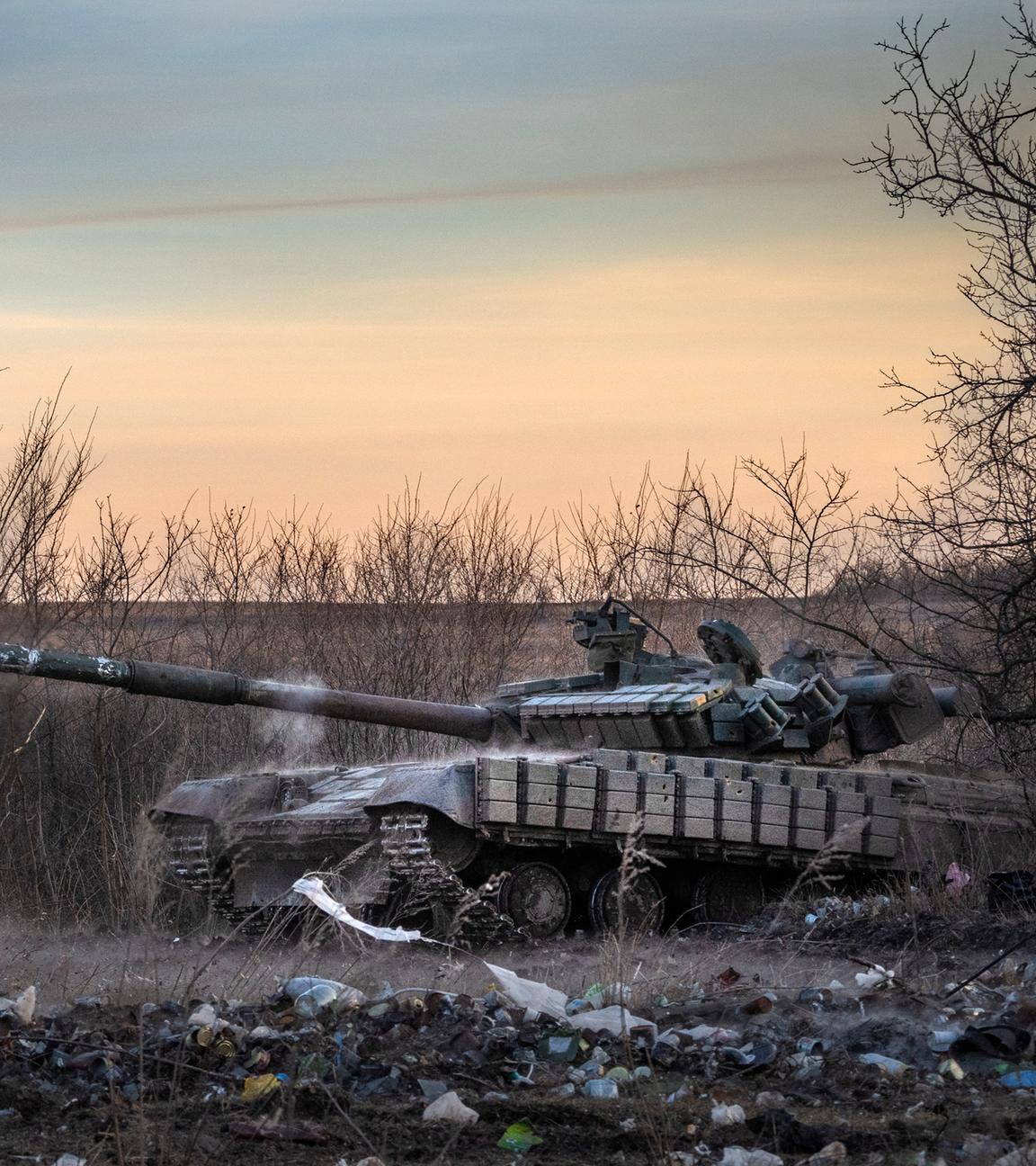 Ein ukrainischer Panzer der 17. Panzerbrigade feuert auf die russischen Stellungen in Chasiv Yar am 29.02.2024.