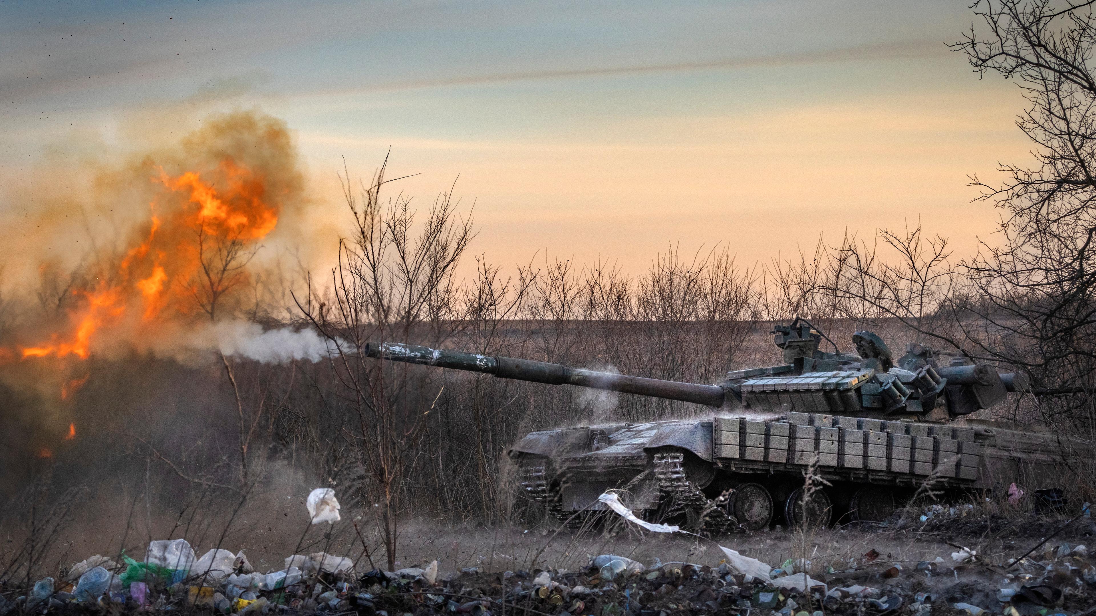 Ein ukrainischer Panzer der 17. Panzerbrigade feuert auf die russischen Stellungen in Chasiv Yar am 29.02.2024.