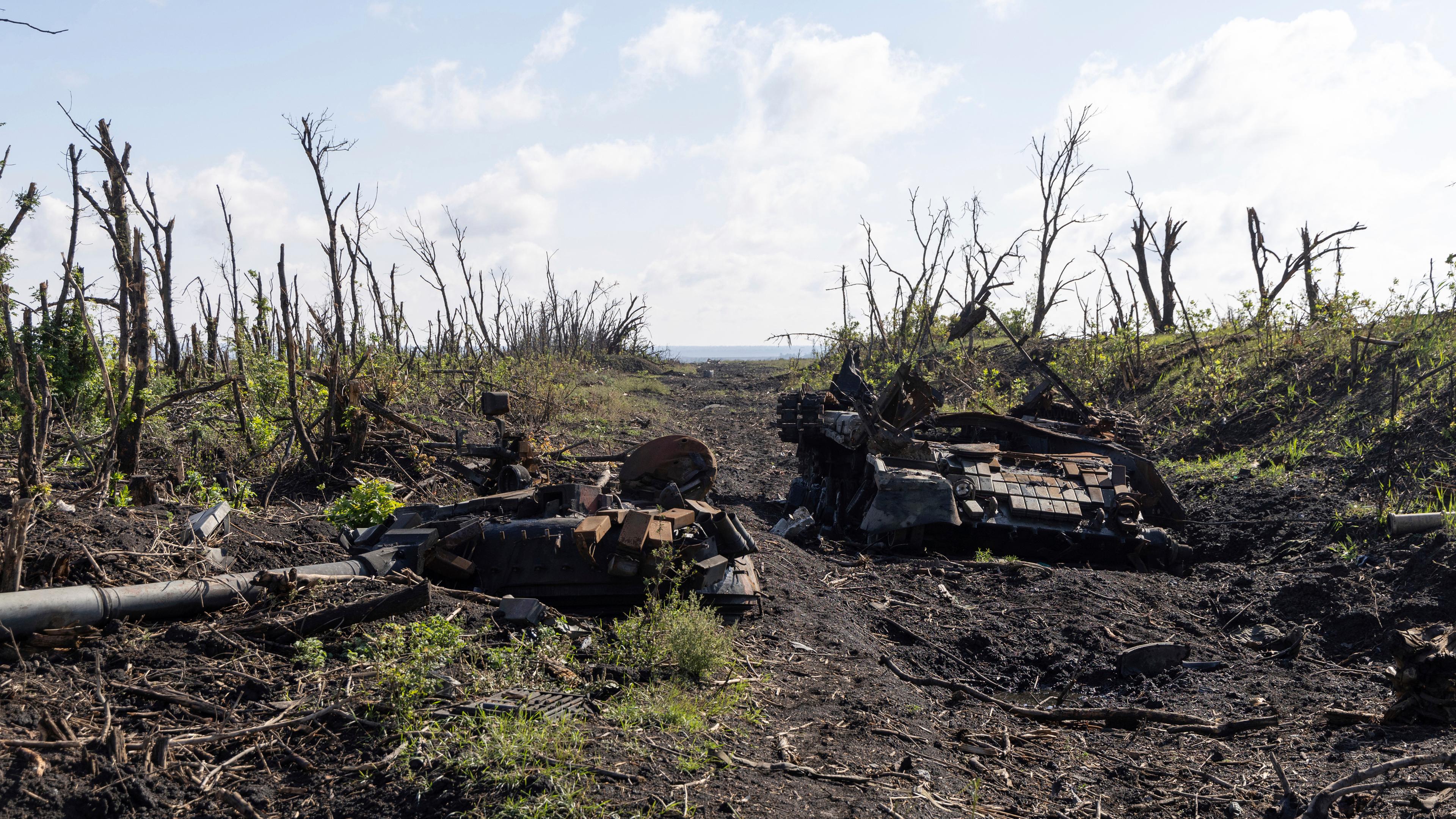 Ukraine, Andrijiwka: Die ausgebrannten Reste eines Panzers liegen in der Nähe der Frontlinie bei Bachmut. Archivbild