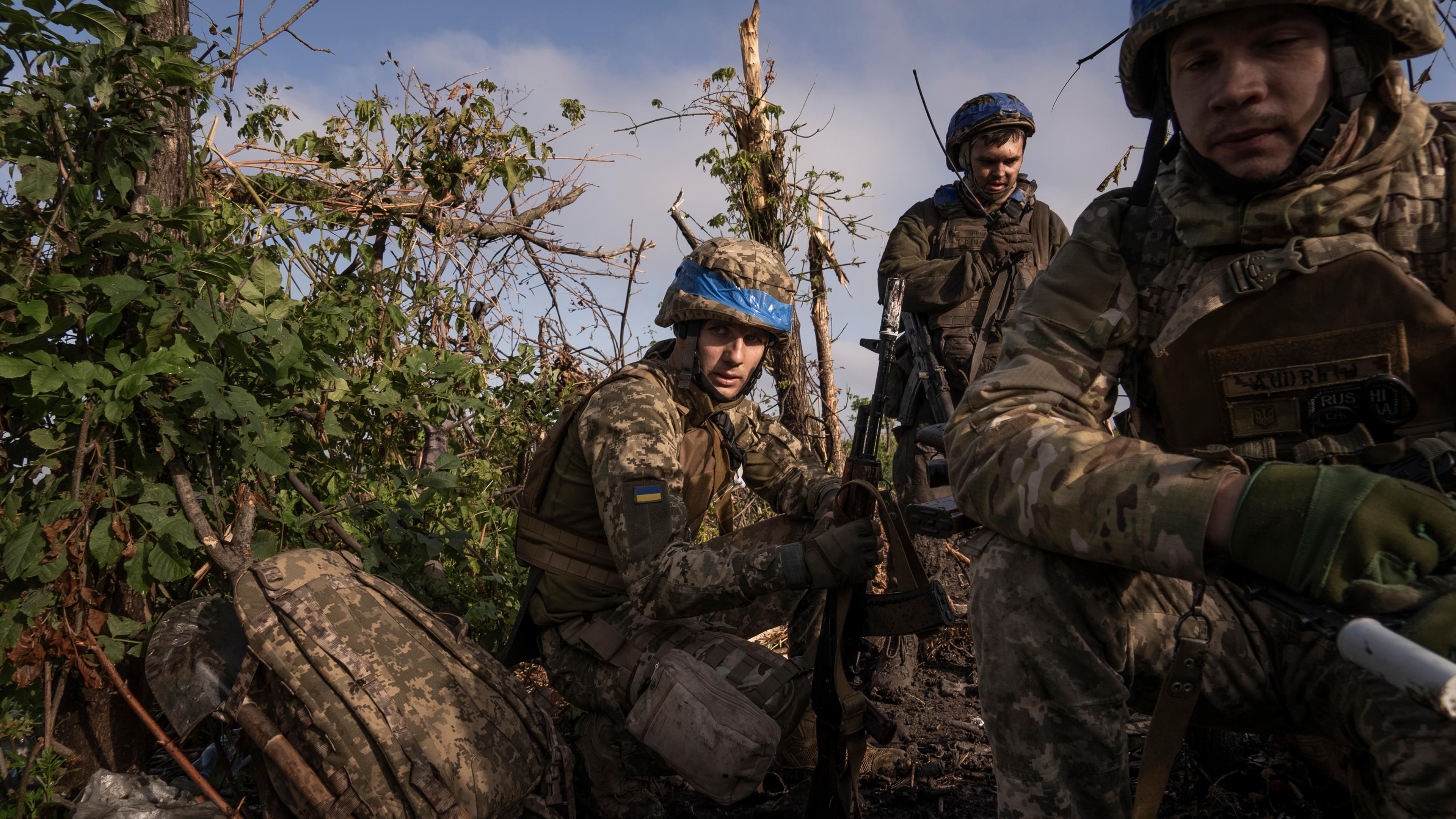 Ukraine, Andrijiwka: Ukrainische Soldaten der 3. Sturmbrigade an der Frontlinie in der Nähe von Andrijewka in der Region Donezk.