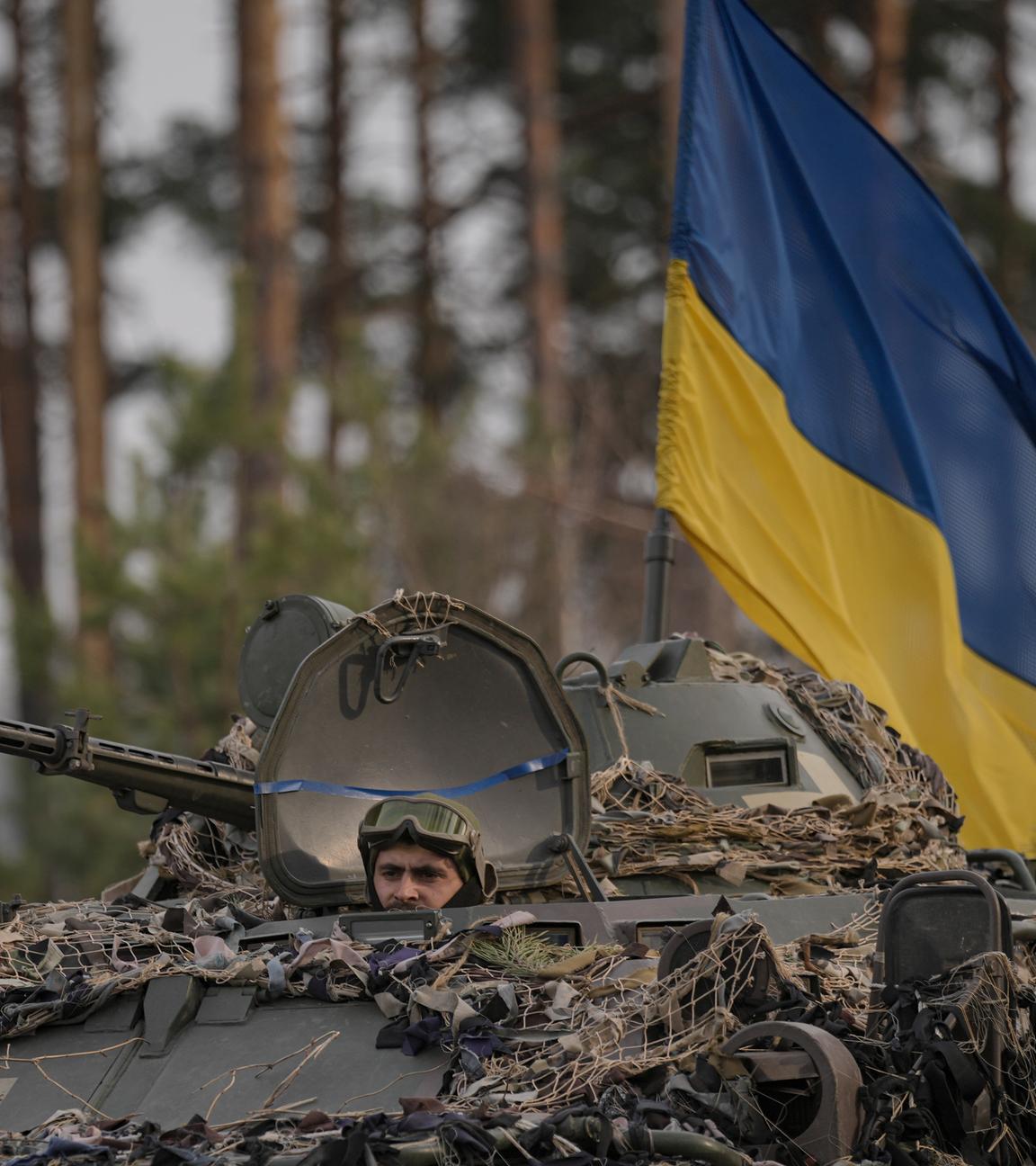 Ukrainischer Panzer an dem eine ukrainische Flagge hängt