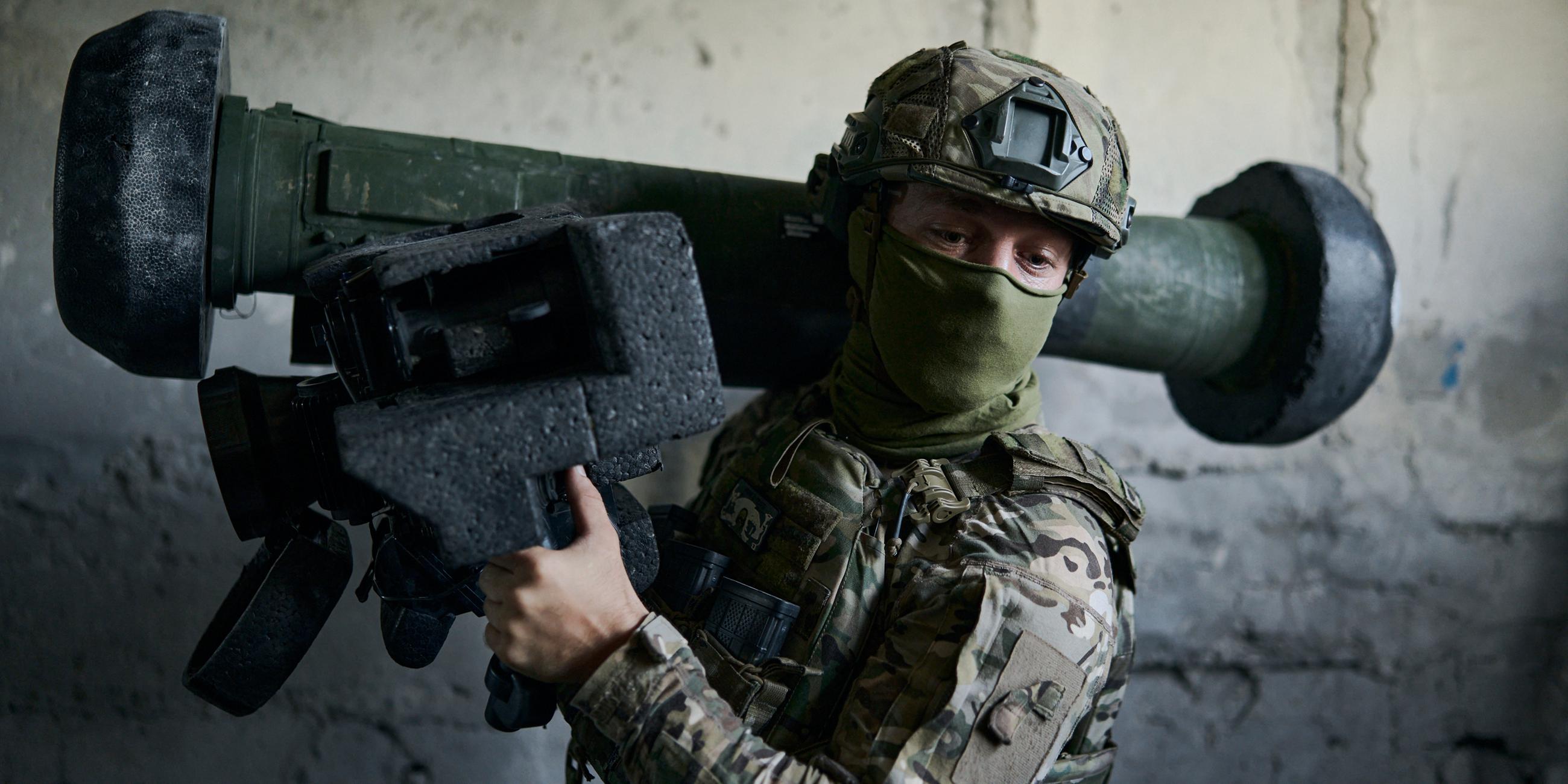 Ukraine, Awdijiwka: Ein ukrainischer Soldat hält eine Panzerabwehrrakete. Archivbild