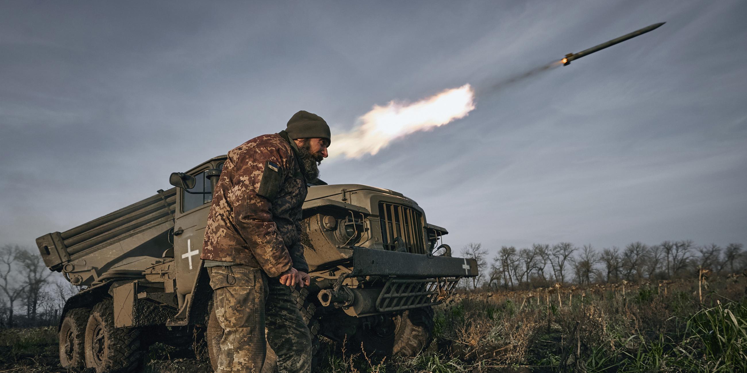 Ein Grad-Mehrfachraketenwerfer des ukrainischen Militärs feuert Raketen auf russische Stellungen an der Frontlinie in der Nähe von Bachmut in der Region Donezk. 
