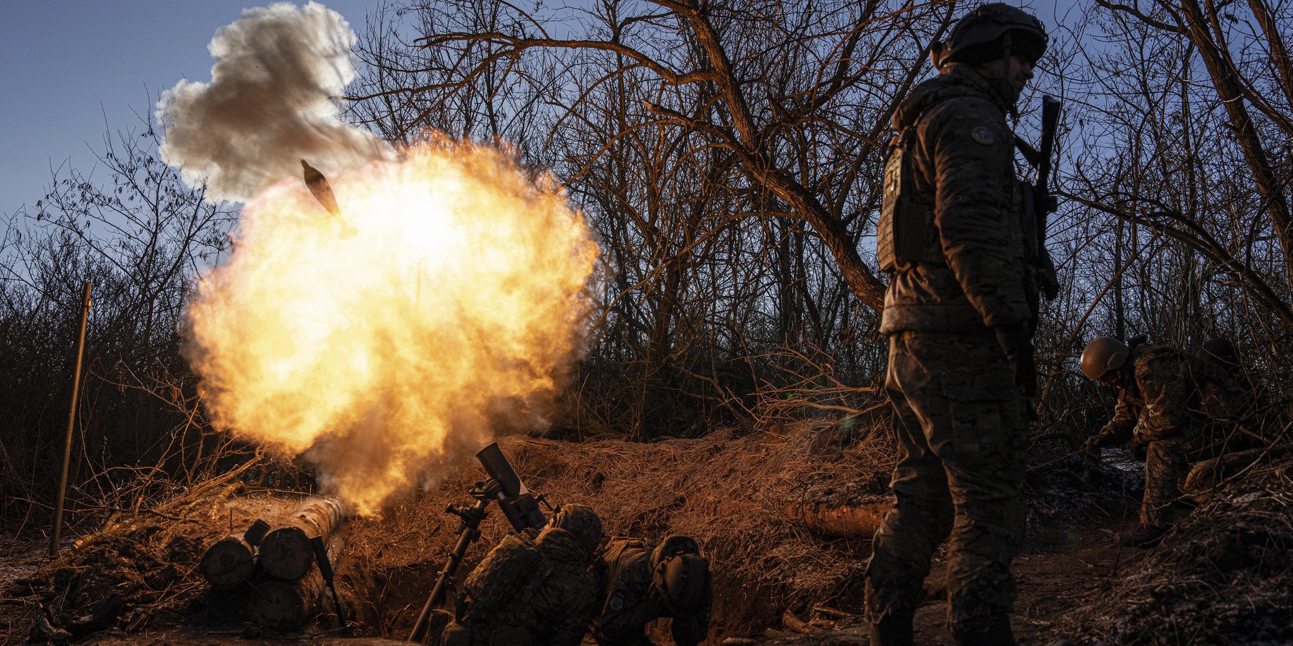 Archiv: Ukrainische Soldaten feuern einen 120-mm-Mörser auf russische Stellungen an der Frontlinie in der Nähe von Bachmut. 