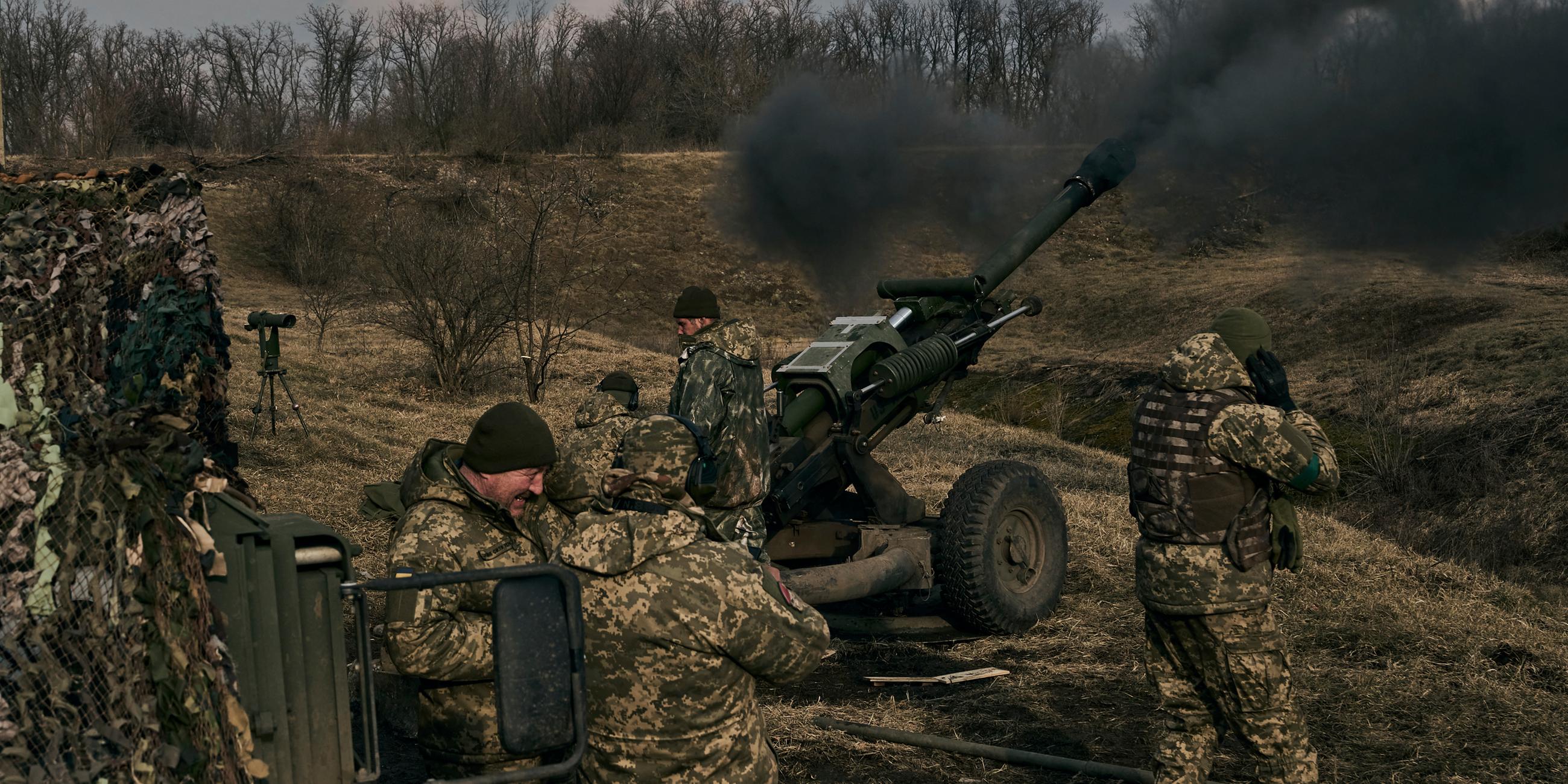 Ukraine, Bachmut: Ukrainische Soldaten feuern eine Panzerhaubitze auf russische Stellungen in der Nähe von Bachmut.