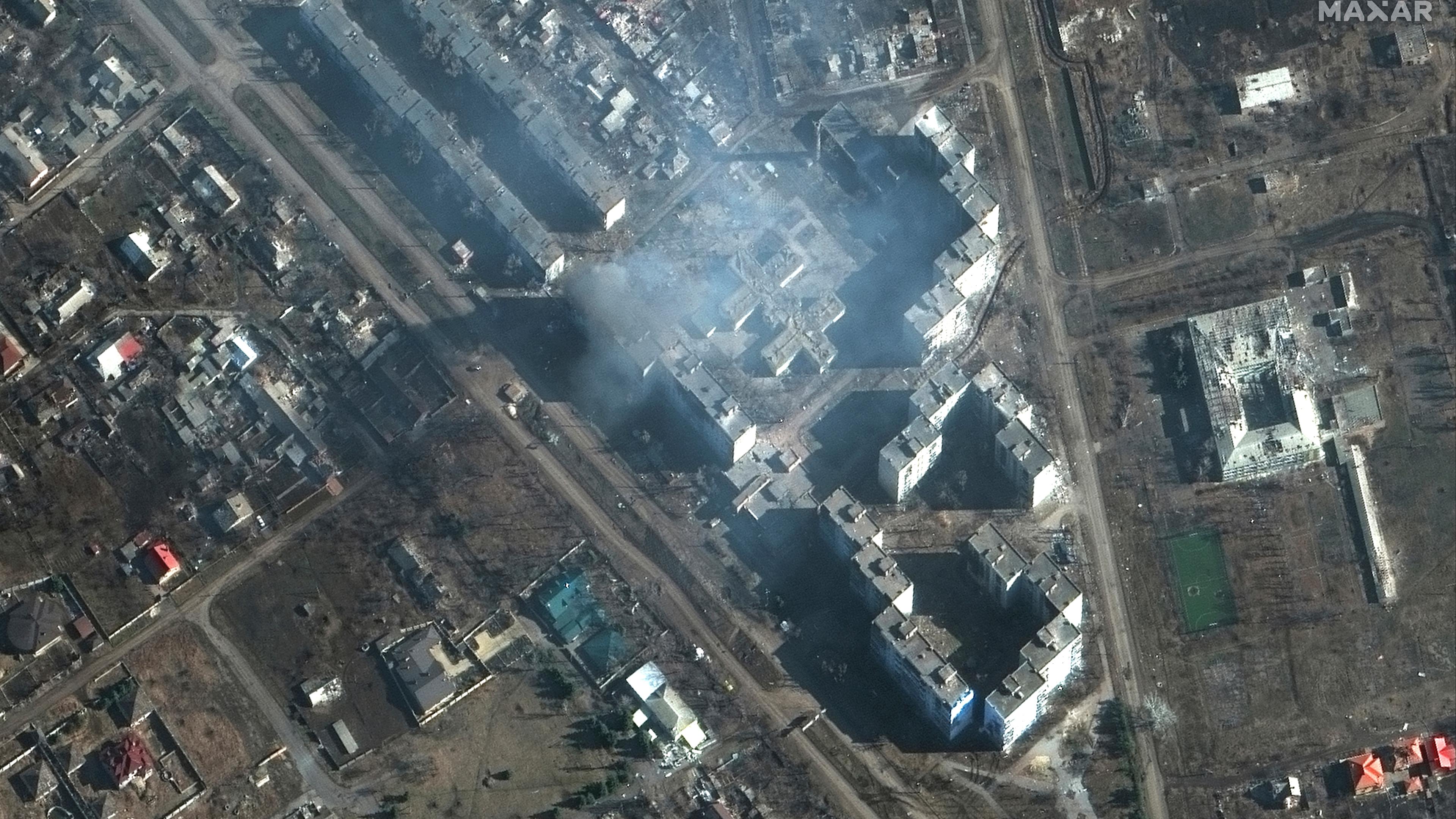 Ukraine, Bachmut: Dieses von Maxar Technologies zur Verfügung gestellte Satellitenbild zeigt ein brennendes Gebäude.