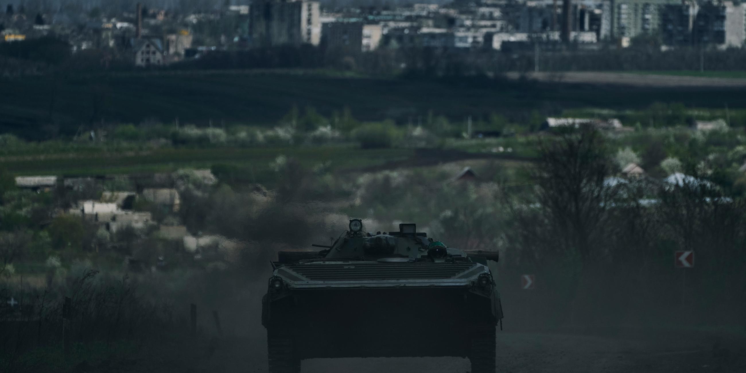  Ein ukrainischer Schützenpanzer fährt auf der Straße nach Bachmut