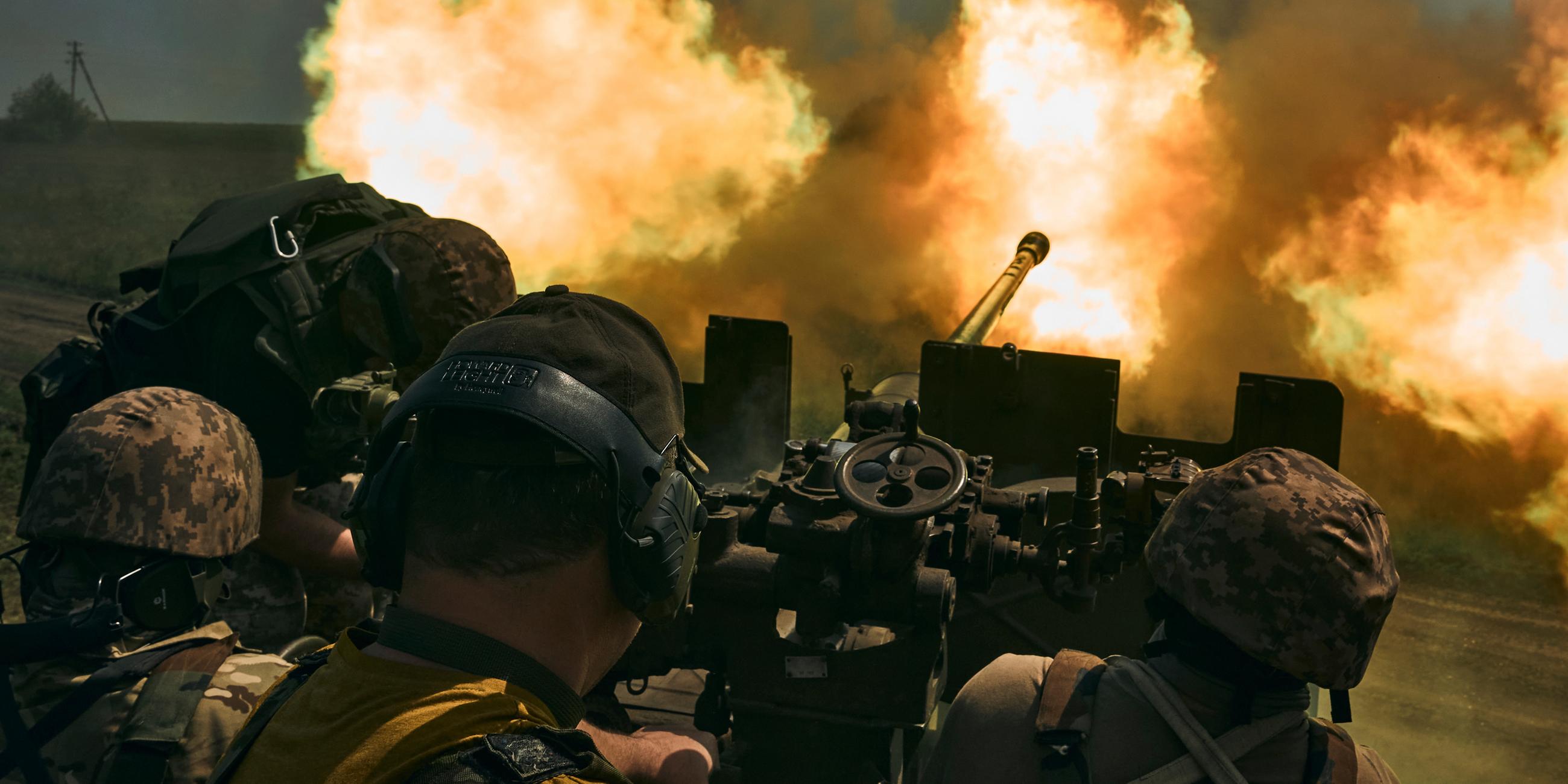Ukraine, Bachmut: Ukrainische Soldaten feuern eine Kanone in der Nähe von Bachmut ab.