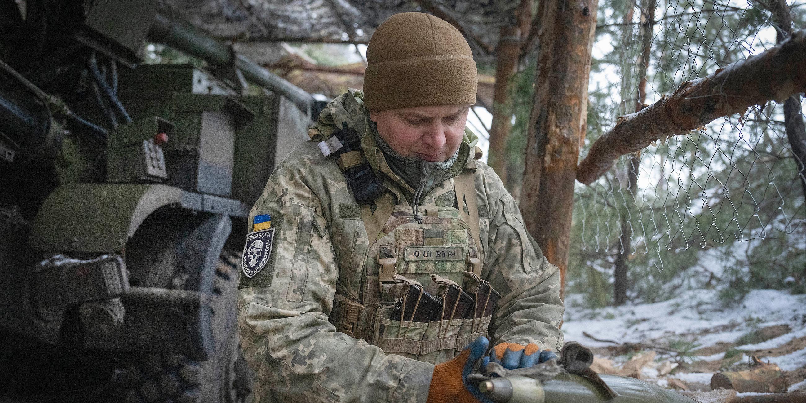 Soldat der Ukrainischen Armee mit einer "Bohdana" bei Bachmut