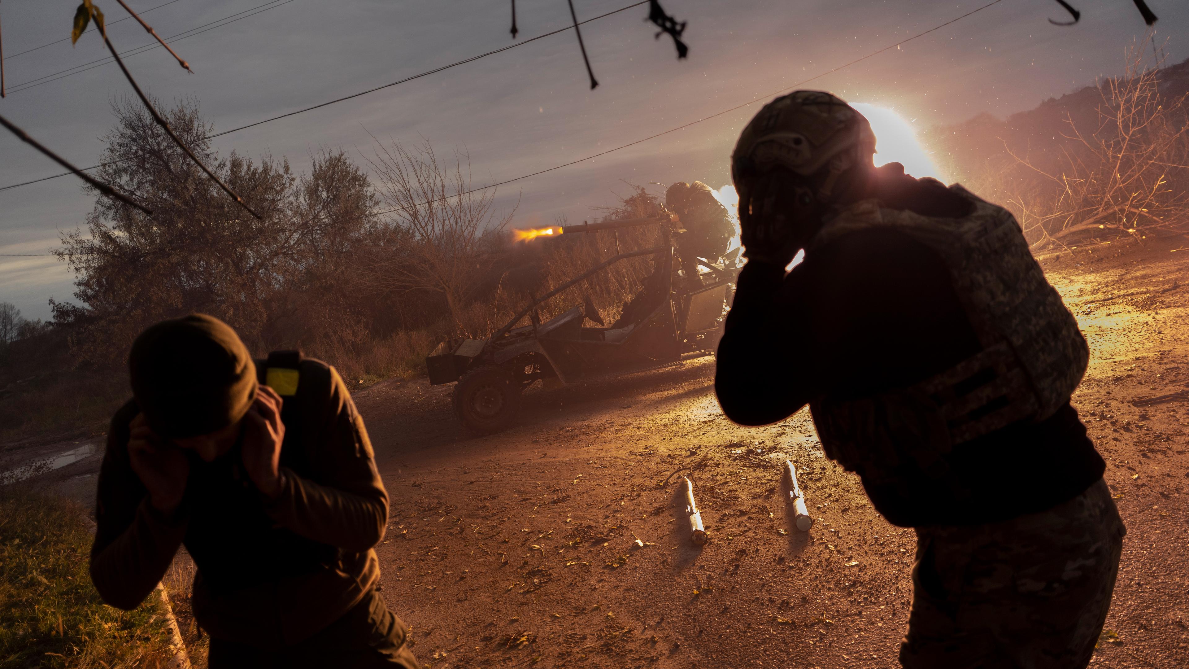 Ukrainische Soldaten feuern auf russische Stellungen an der Frontlinie in der Nähe von Cherson, aufgenommen am 23.11.2022