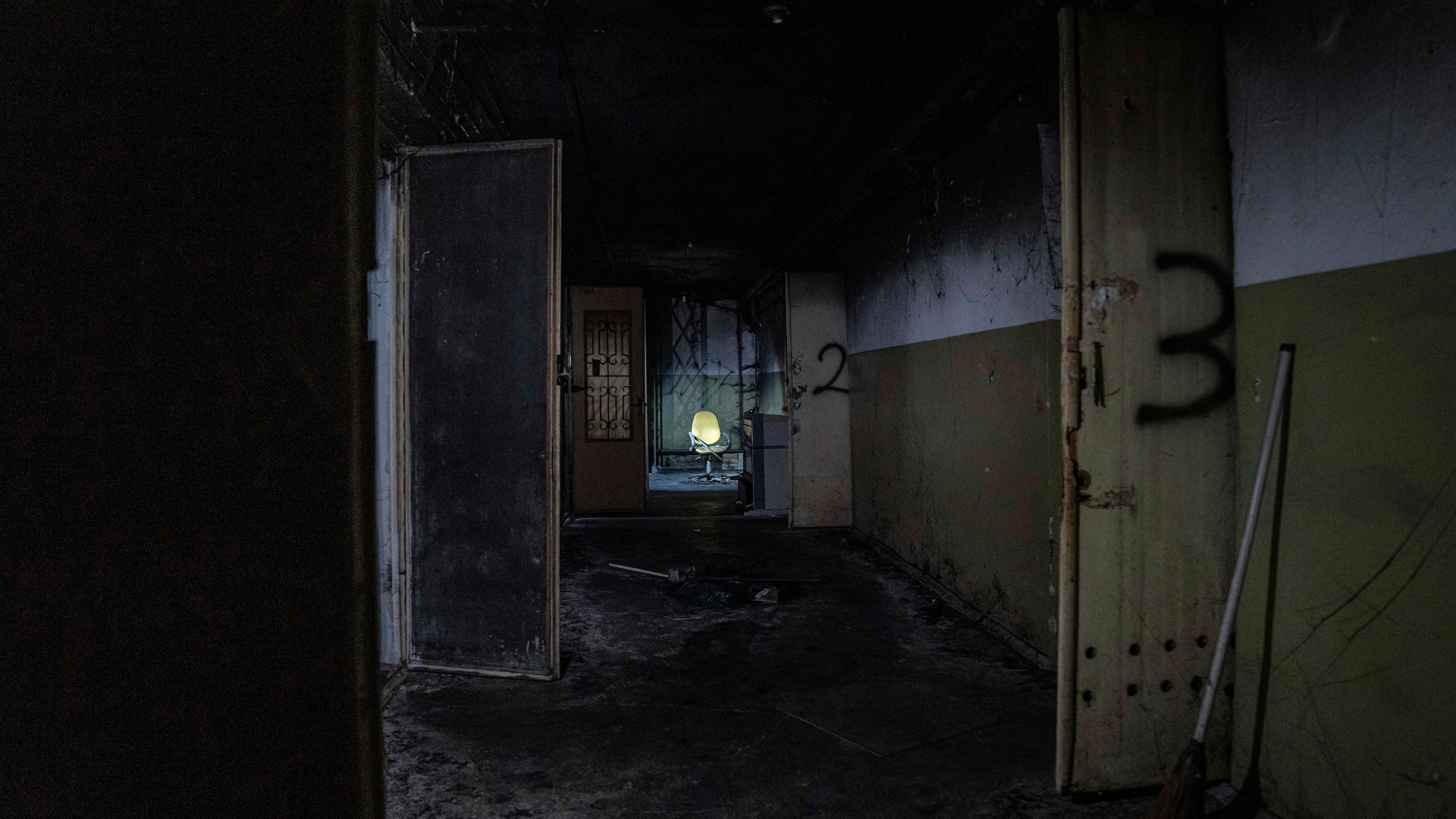 Ukraine, Cherson: Ein Bürostuhl steht im Korridor eines Kellergeschosses in einem Gebäude, das nach Angaben eines Staatsanwalts für Kriegsverbrechen von russischen Streitkräften als Folterstätte genutzt wurde.