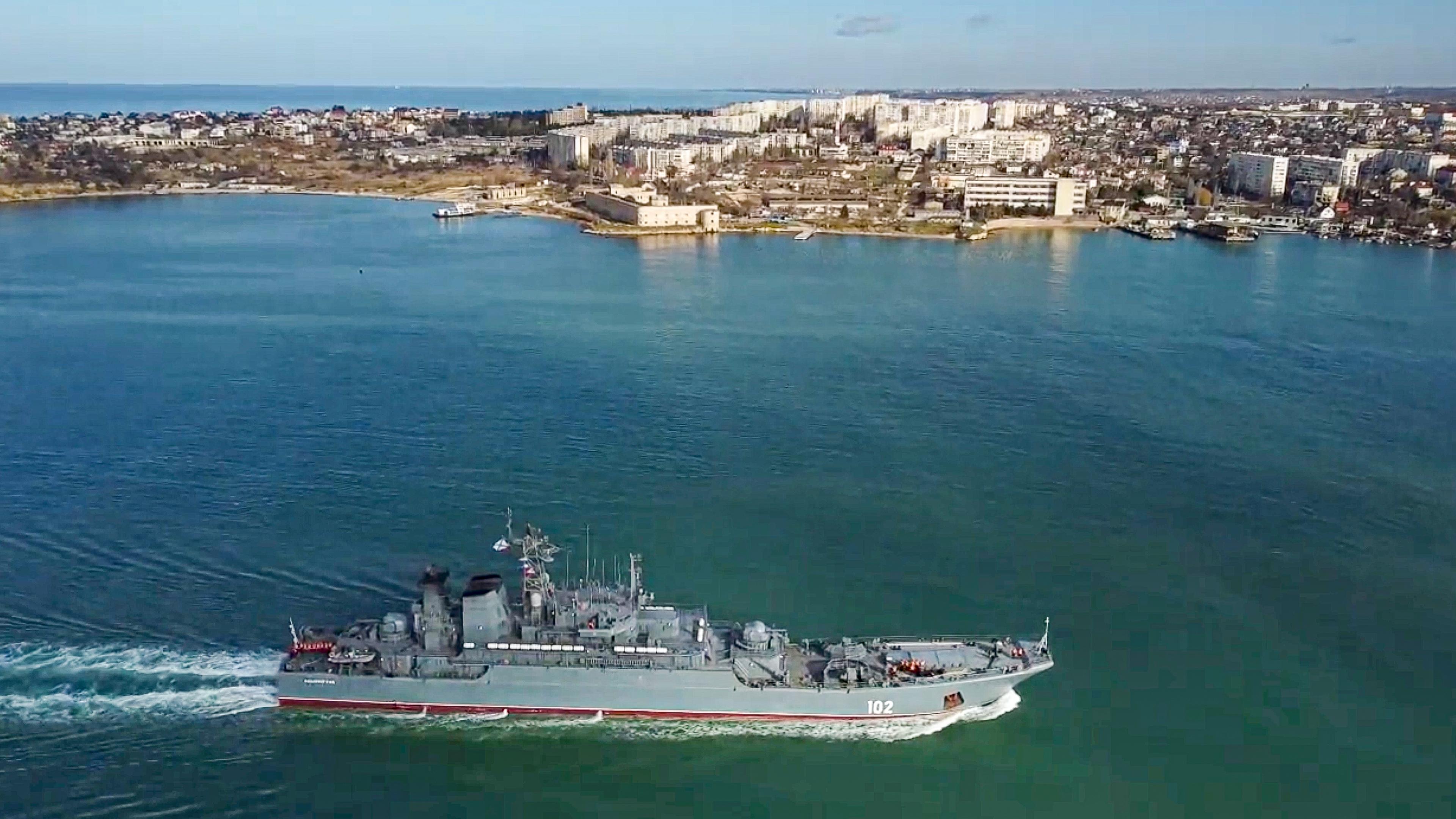 Auf diesem Bild läuft das amphibische Angriffsschiff "Kaliningrad" der russischen Marine in den Hafen von Sewastopol auf der Krim ein.