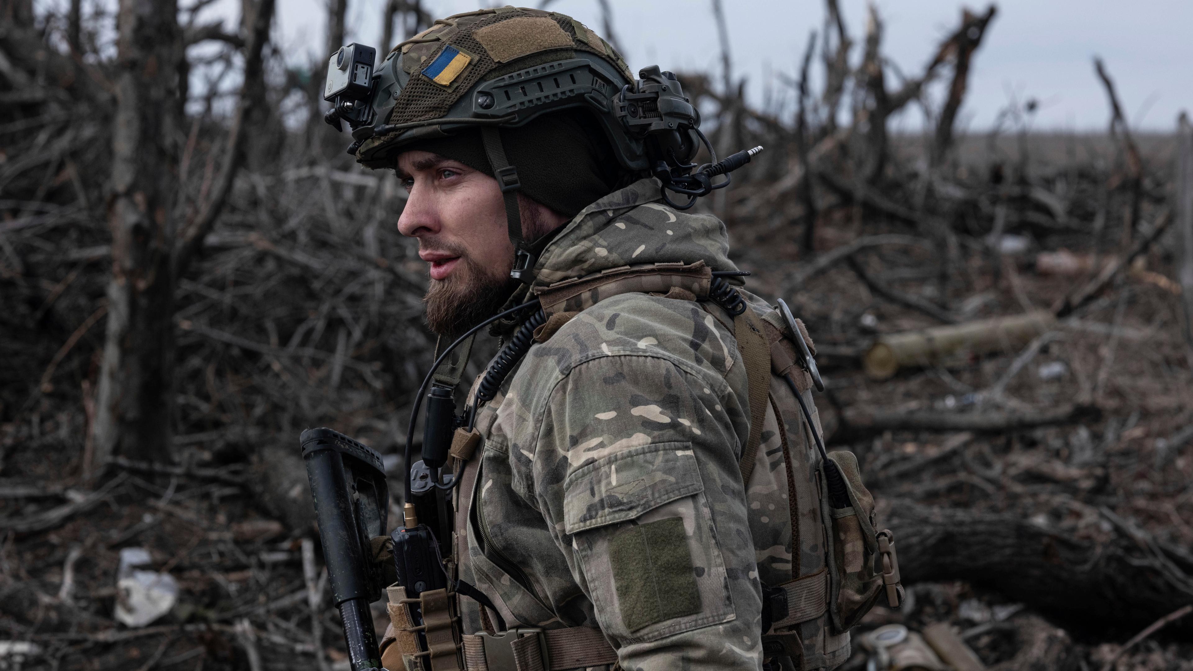 Ukraine, Klischtschiwka: Ein ukrainischer Soldat steht an der Frontlinie in der Nähe von Klischtschiwka, Region Donezk.