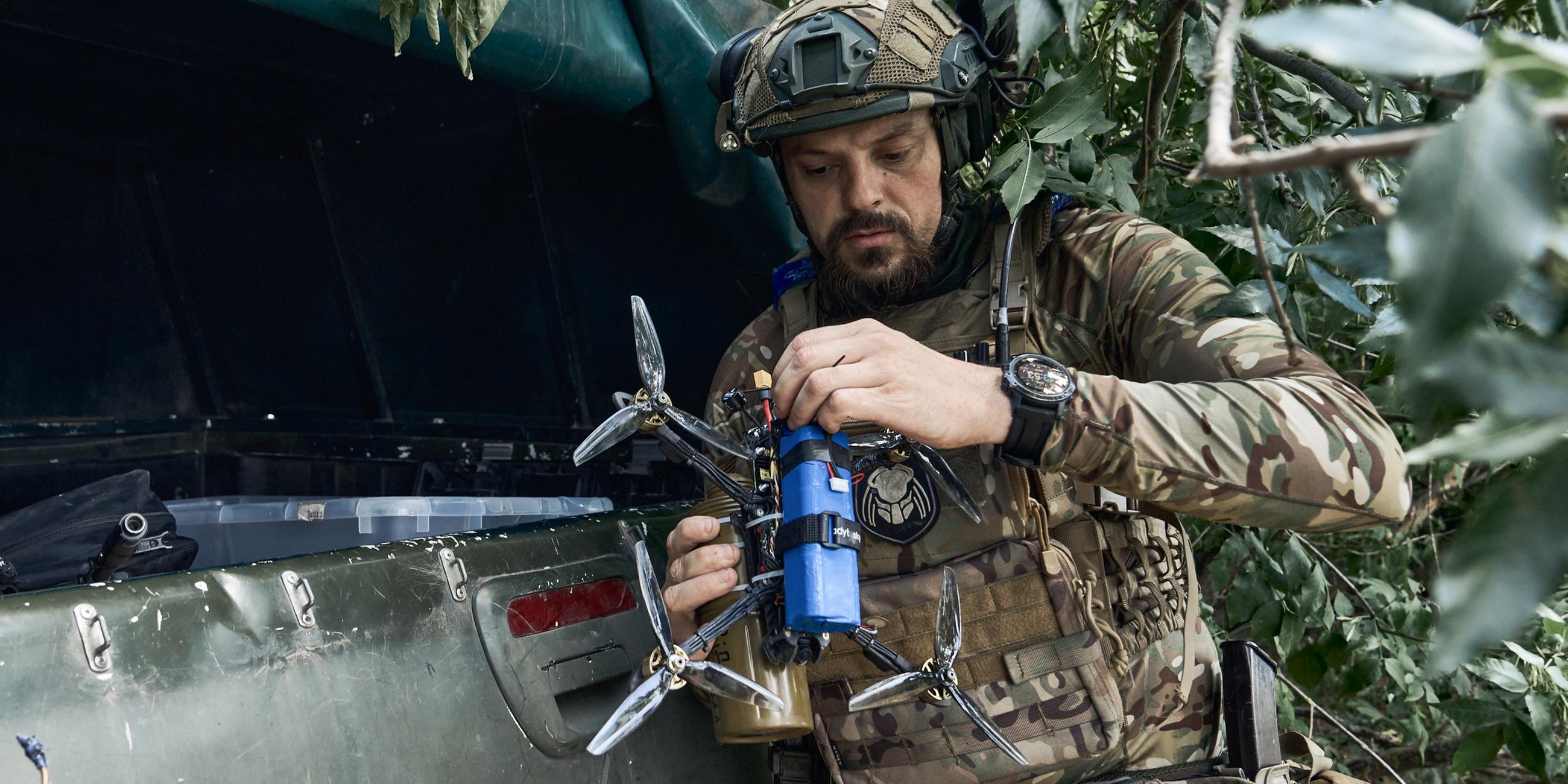 Ein ukrainischer Soldat präpariert eine Drohne an der Frontlinie in der Region Saporischschja. 