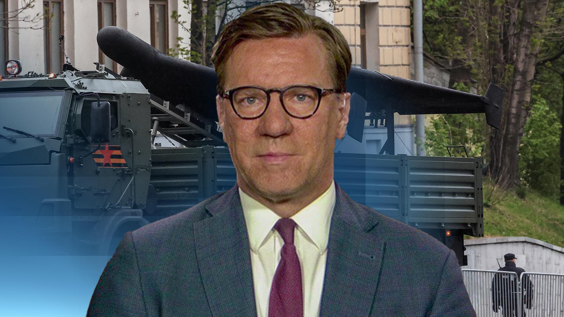 Militärexperte Nico Lange ist vor Shahed-Drohnen abgebildet.